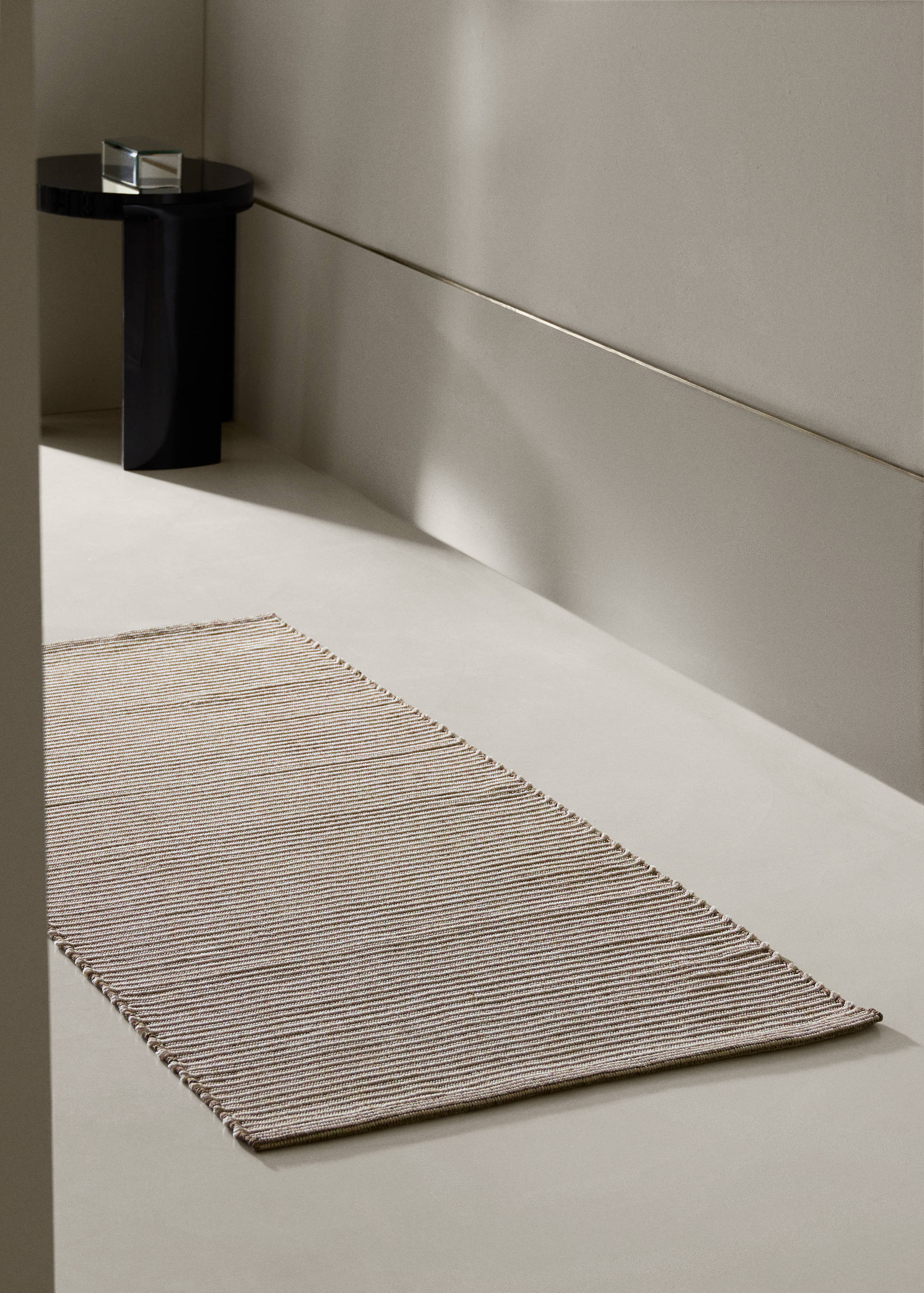 Striped design carpet - General plane