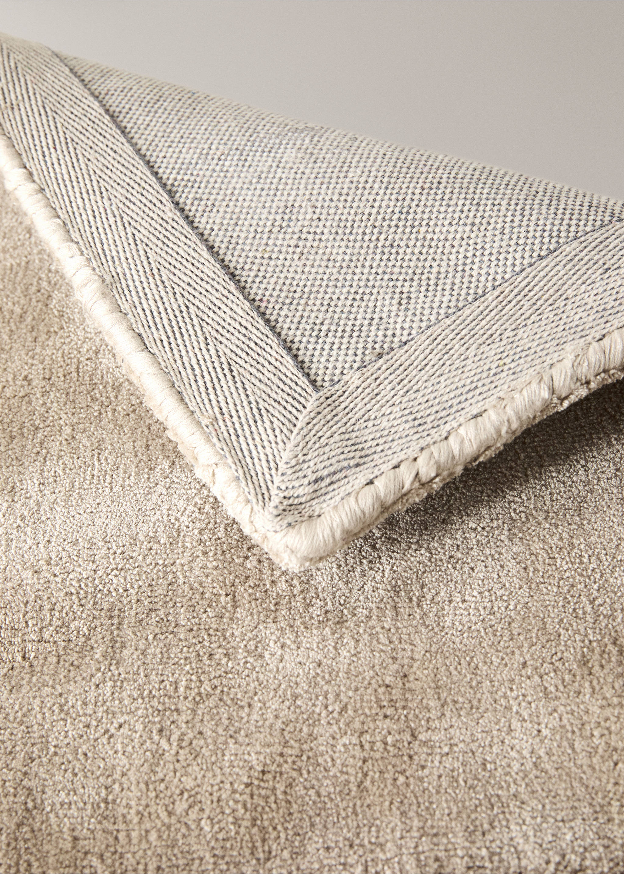 Satin-finish rug, 60x120 - Details of the article 2, Light/Pastel Grey. Ref: 37003306-00.