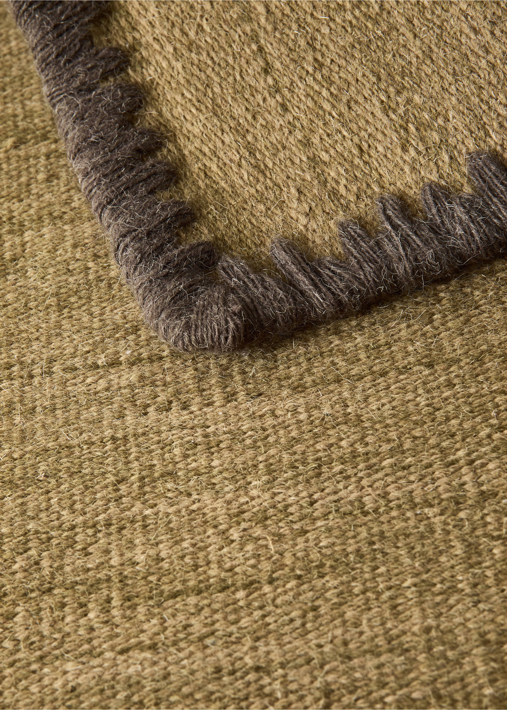 Medium melange carpet with stitched border - Details of the article 3, Ochre. Ref: 37003308-00.