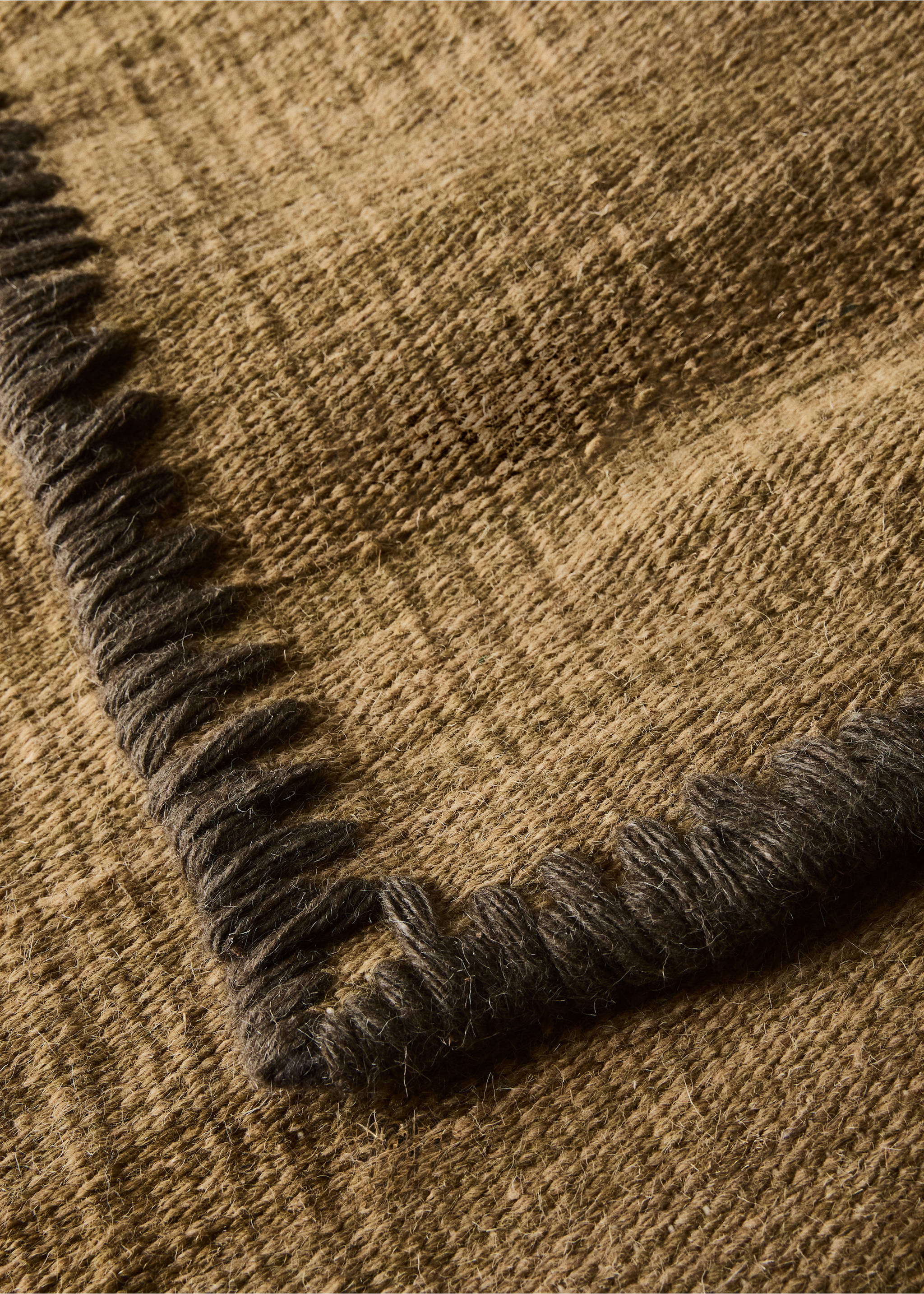 Large embroidered-edge rug - Details of the article 2, Ochre. Ref: 37003309-00.