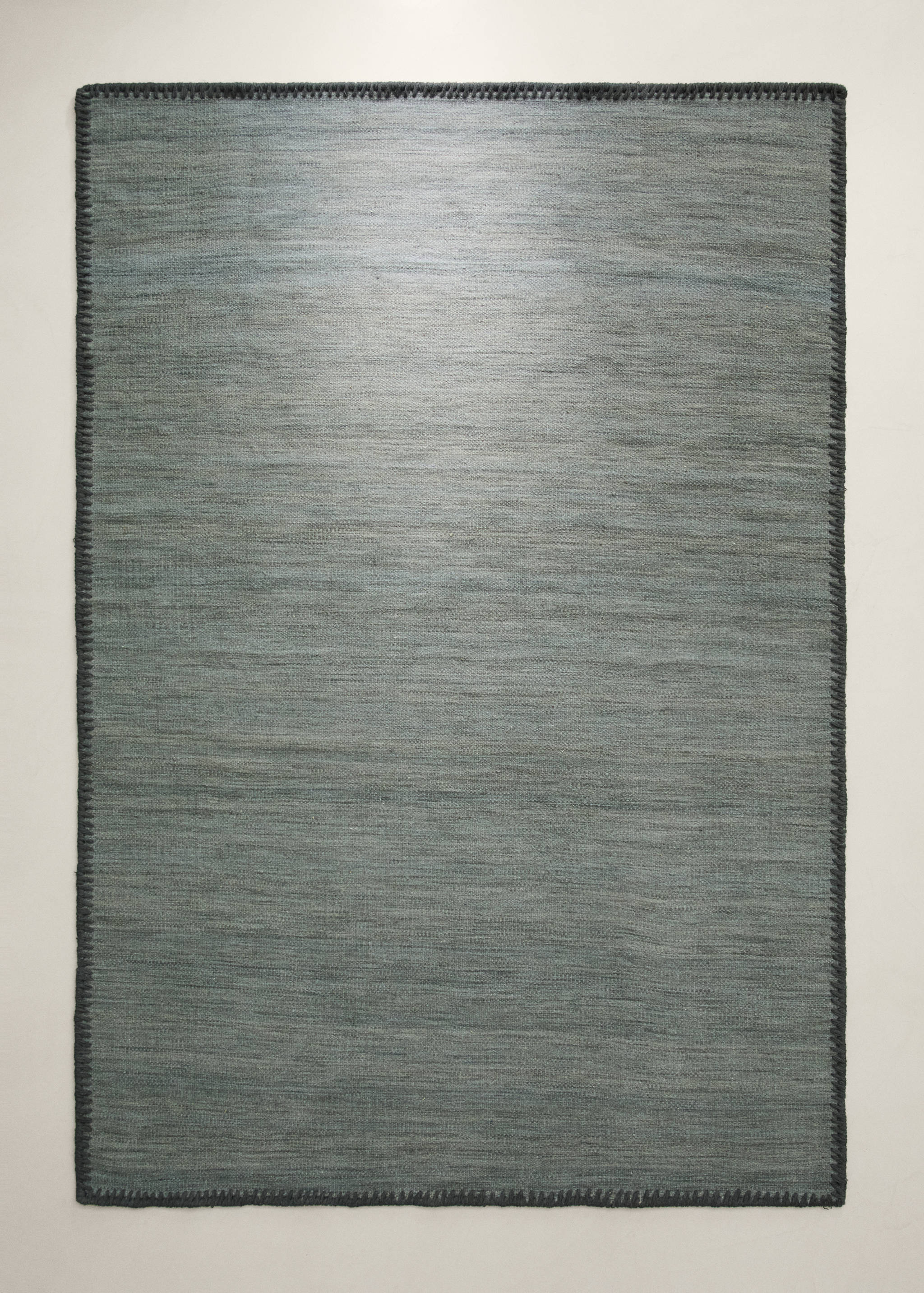 Embroidered trim rug - General plane