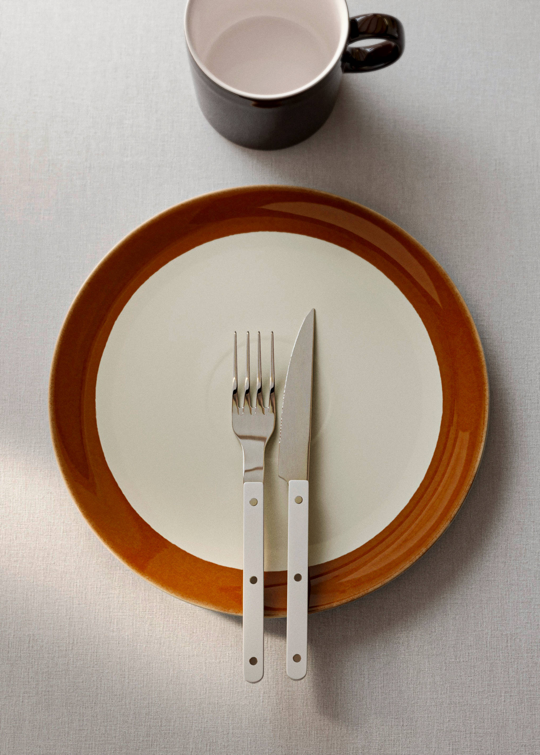 Hand-painted stoneware dinner plate - General plane