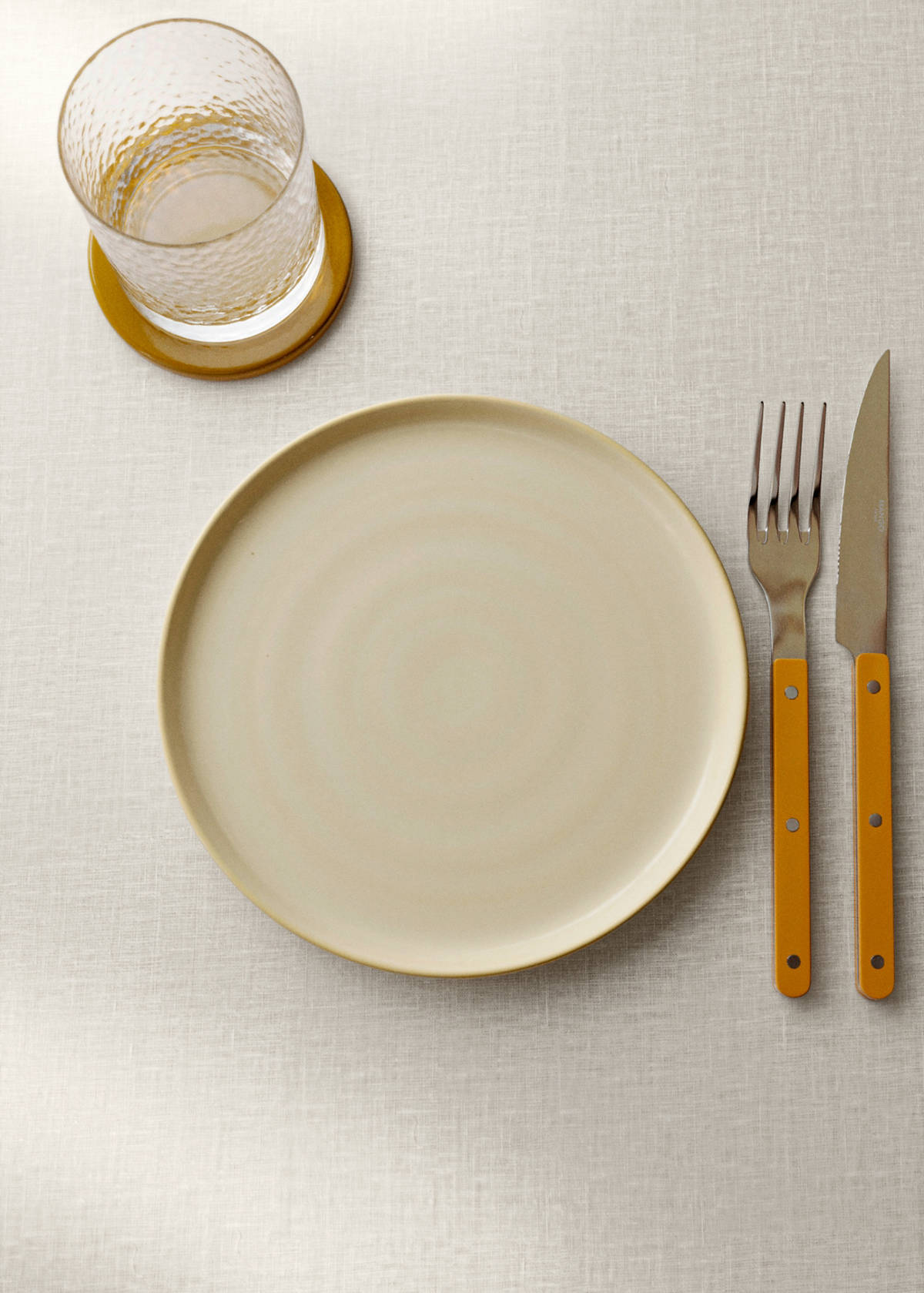 Smooth stoneware dinner plate — Leather