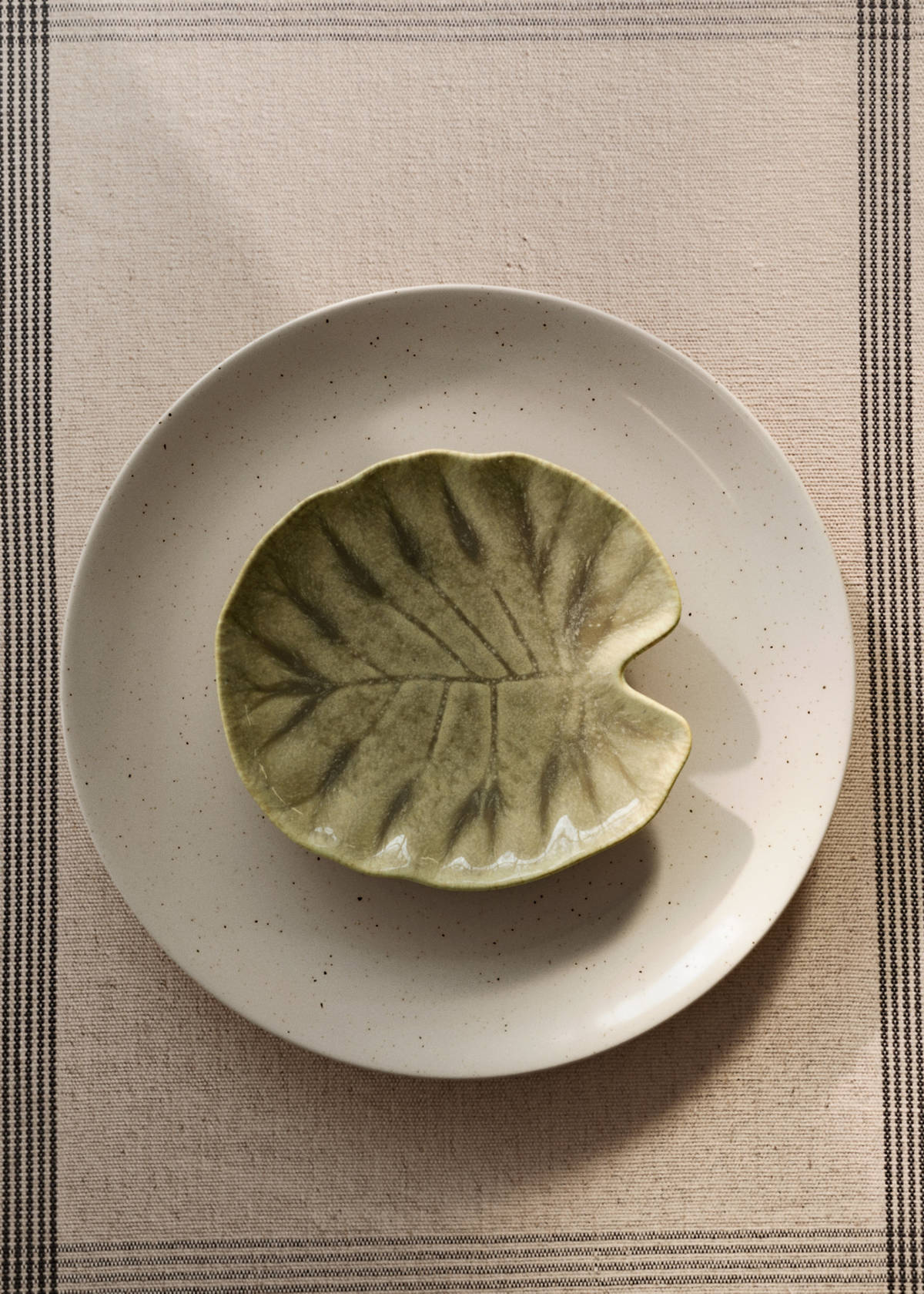 Stoneware dessert plate leaf — Medium Brown