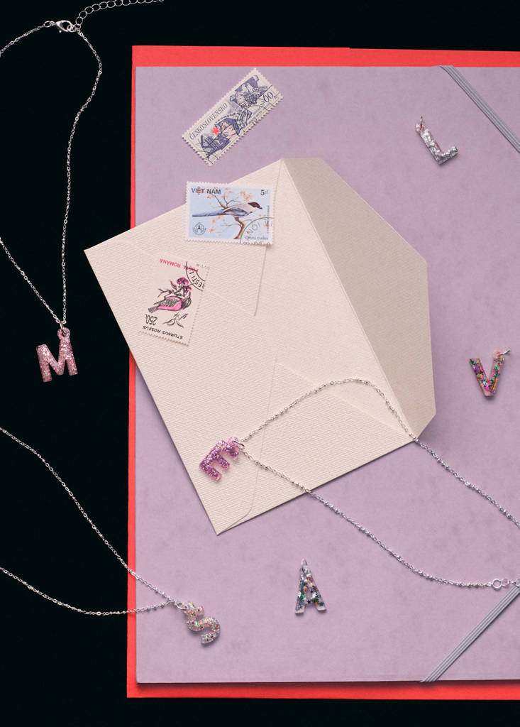 Letter necklace with sparkles — Silver