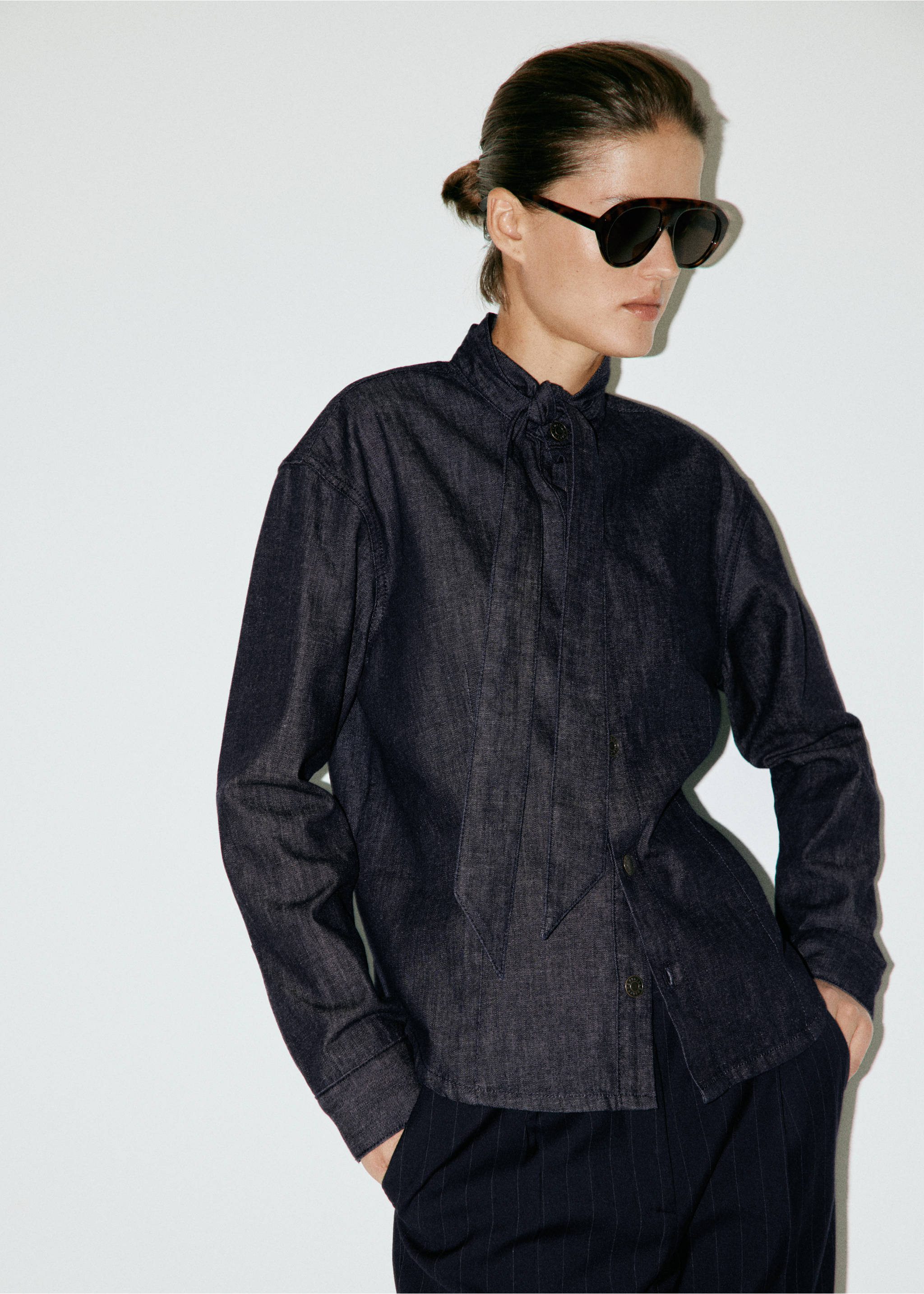 Denim shirt with bow - Medium plane, Open Blue. Ref: 37004085-00.