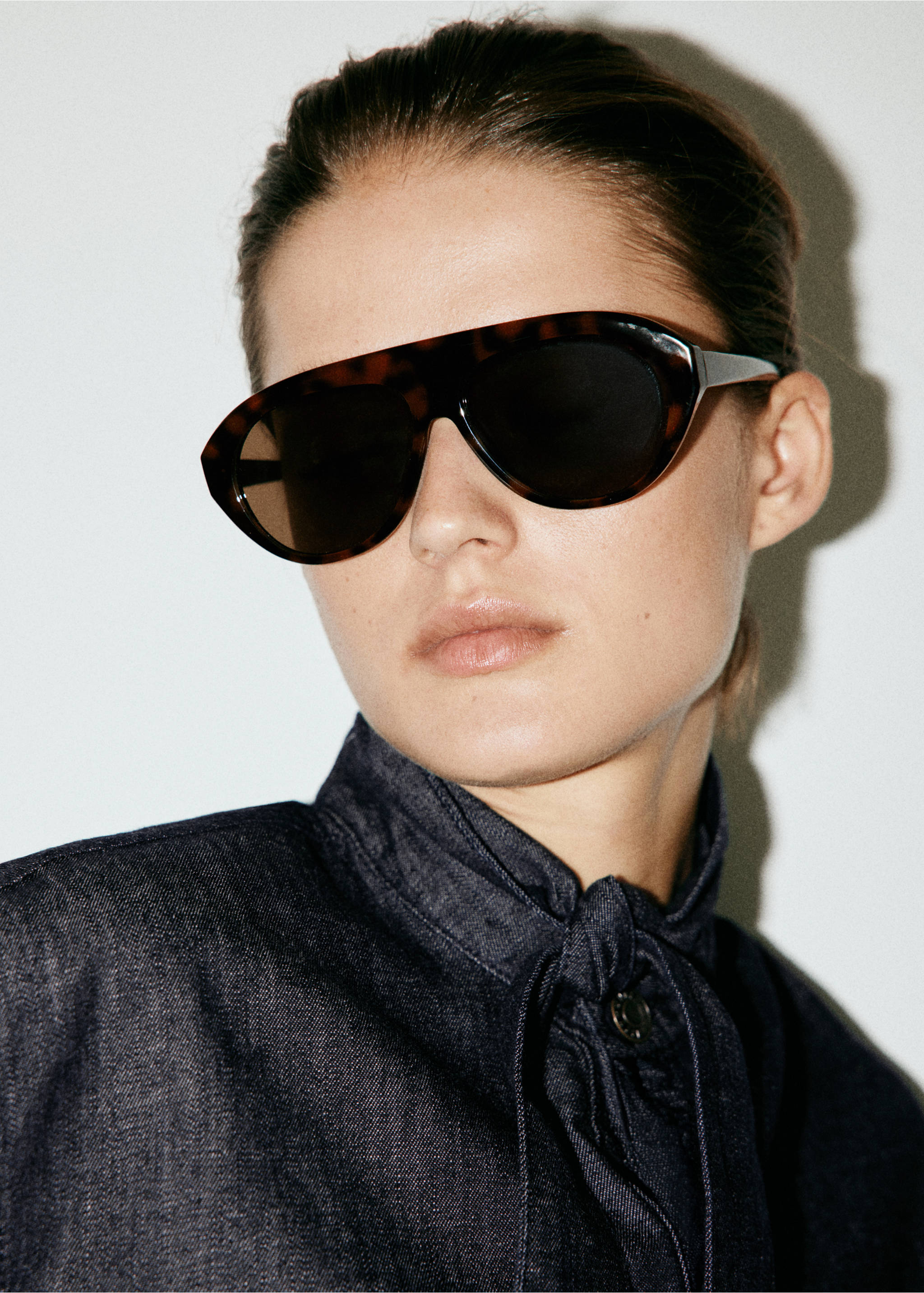 Denim shirt with bow - Details of the article 1, Open Blue. Ref: 37004085-00.