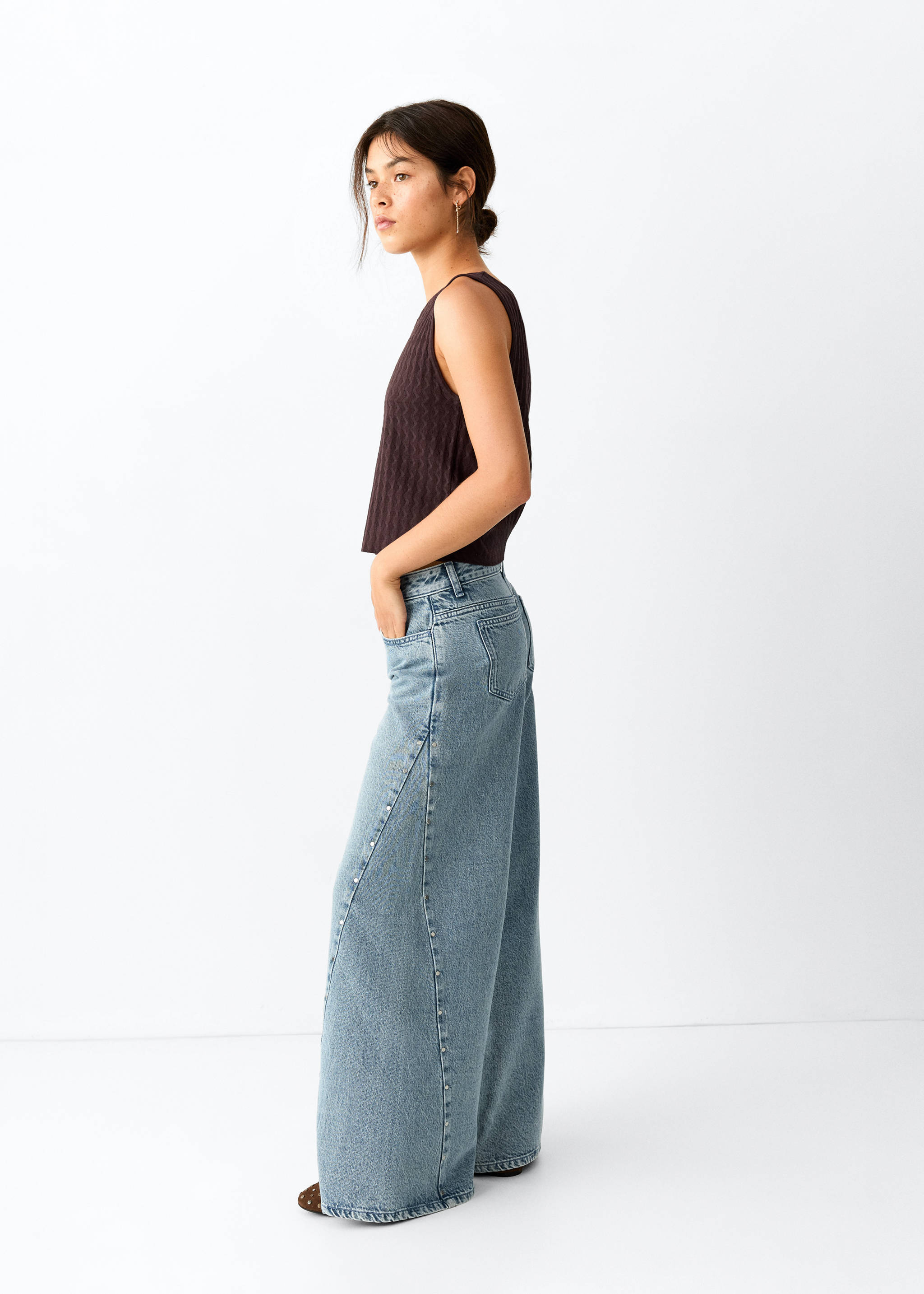 Wide-leg jeans with studded seams - Medium plane