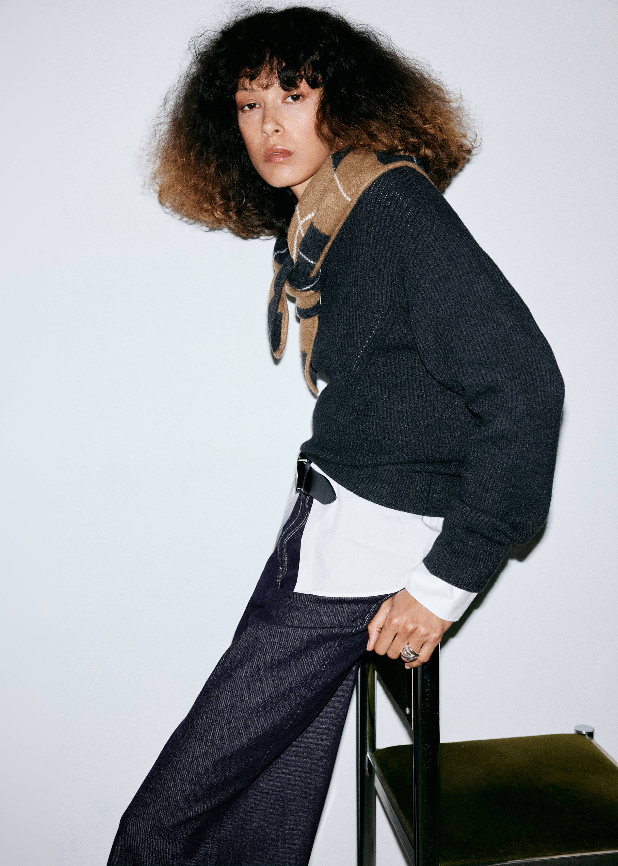 Dark denim trousers with contrast stitching and a relaxed fit, styled with a white shirt and dark sweater., Open Blue. Ref: 37004092-02.