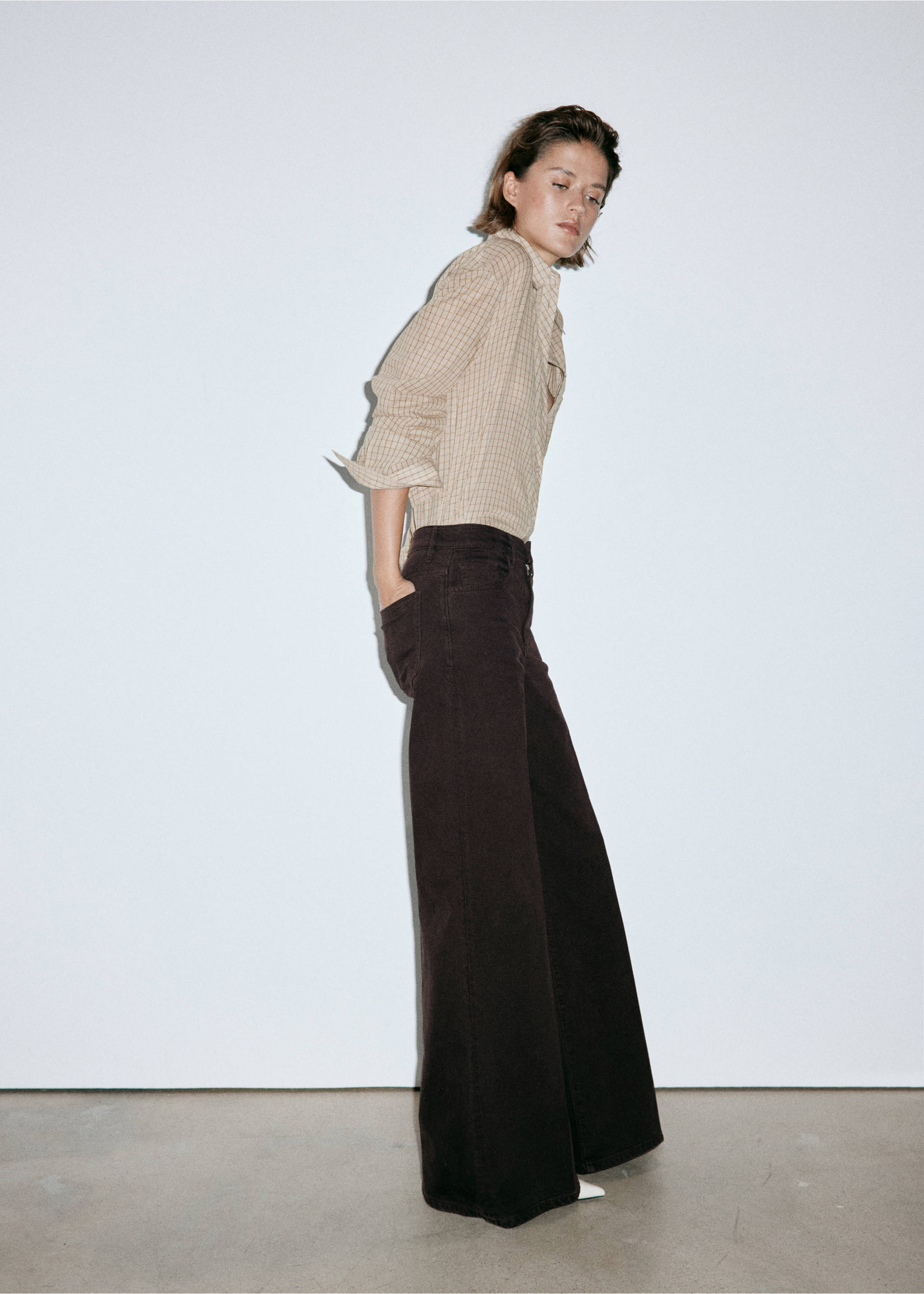 High-waisted wideleg jeans - Details of the article 2, Chocolate. Ref: 37004101-00.
