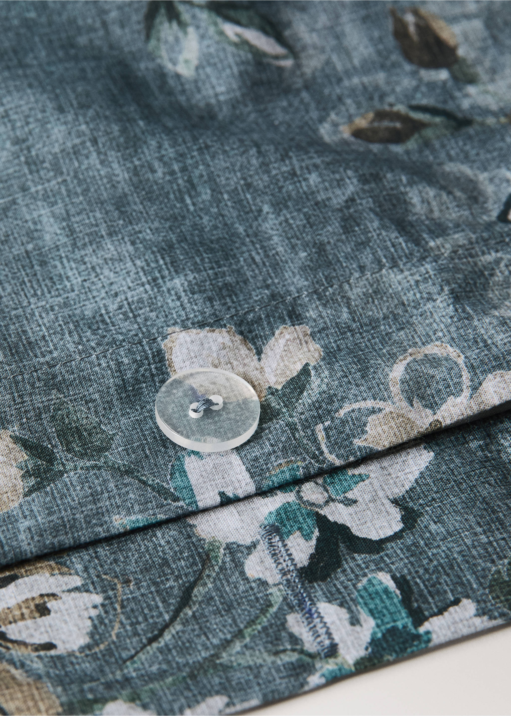 Close-up of a floral duvet cover button detail., Forest Green. Ref: 37004114-00.