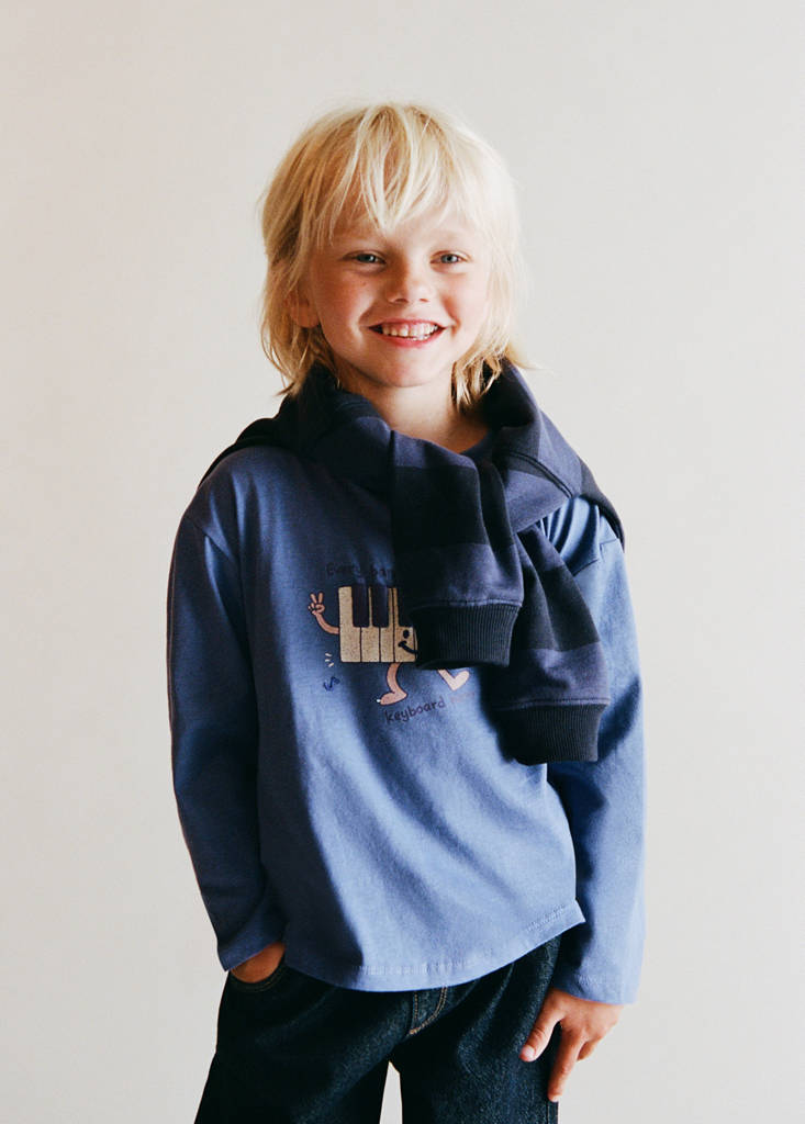 Long-sleeved t-shirt with embossed print — Vibrant blue