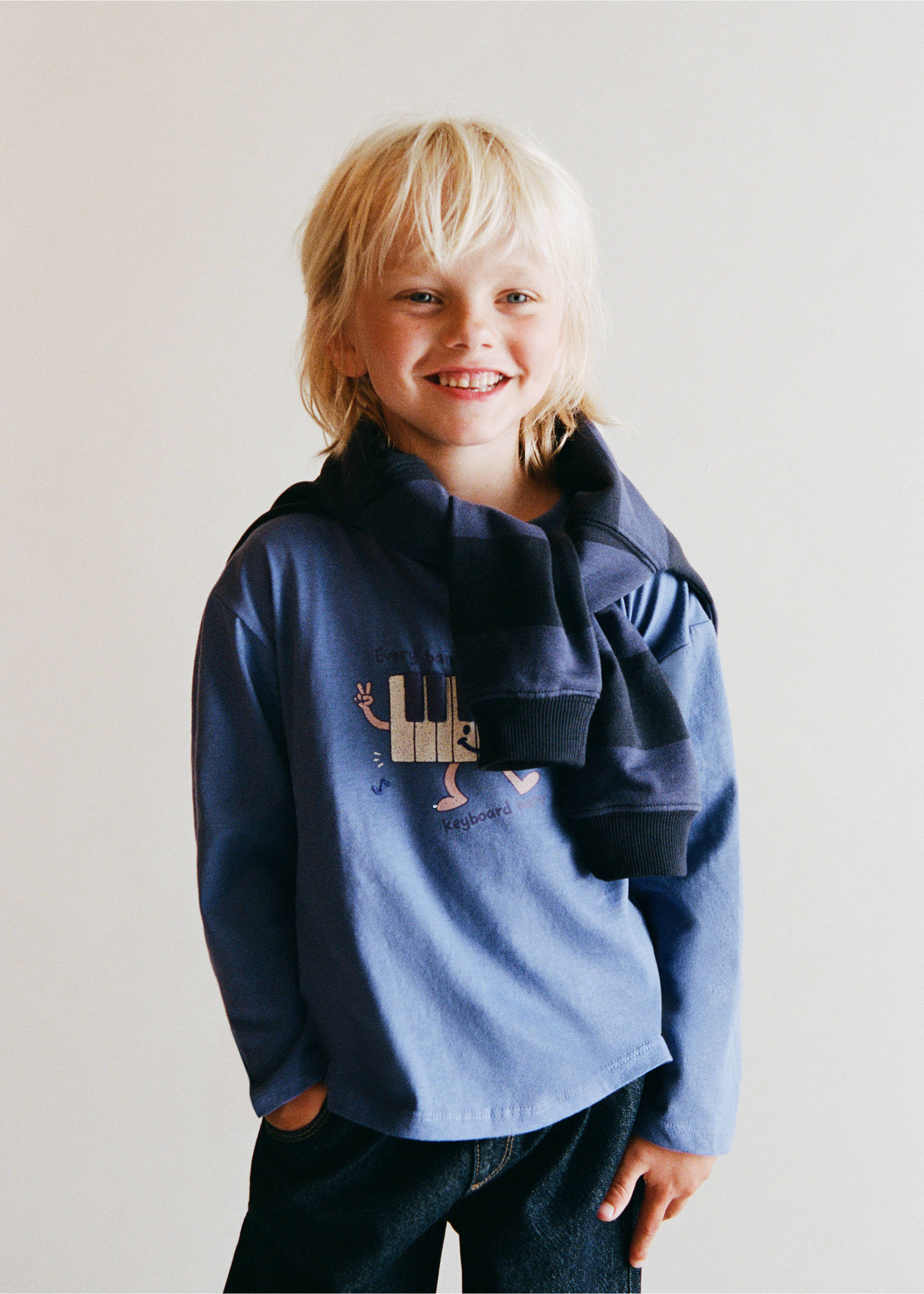 Long-sleeved t-shirt with embossed print - Details of the article 5, Vibrant blue. Ref: 37004426-00.