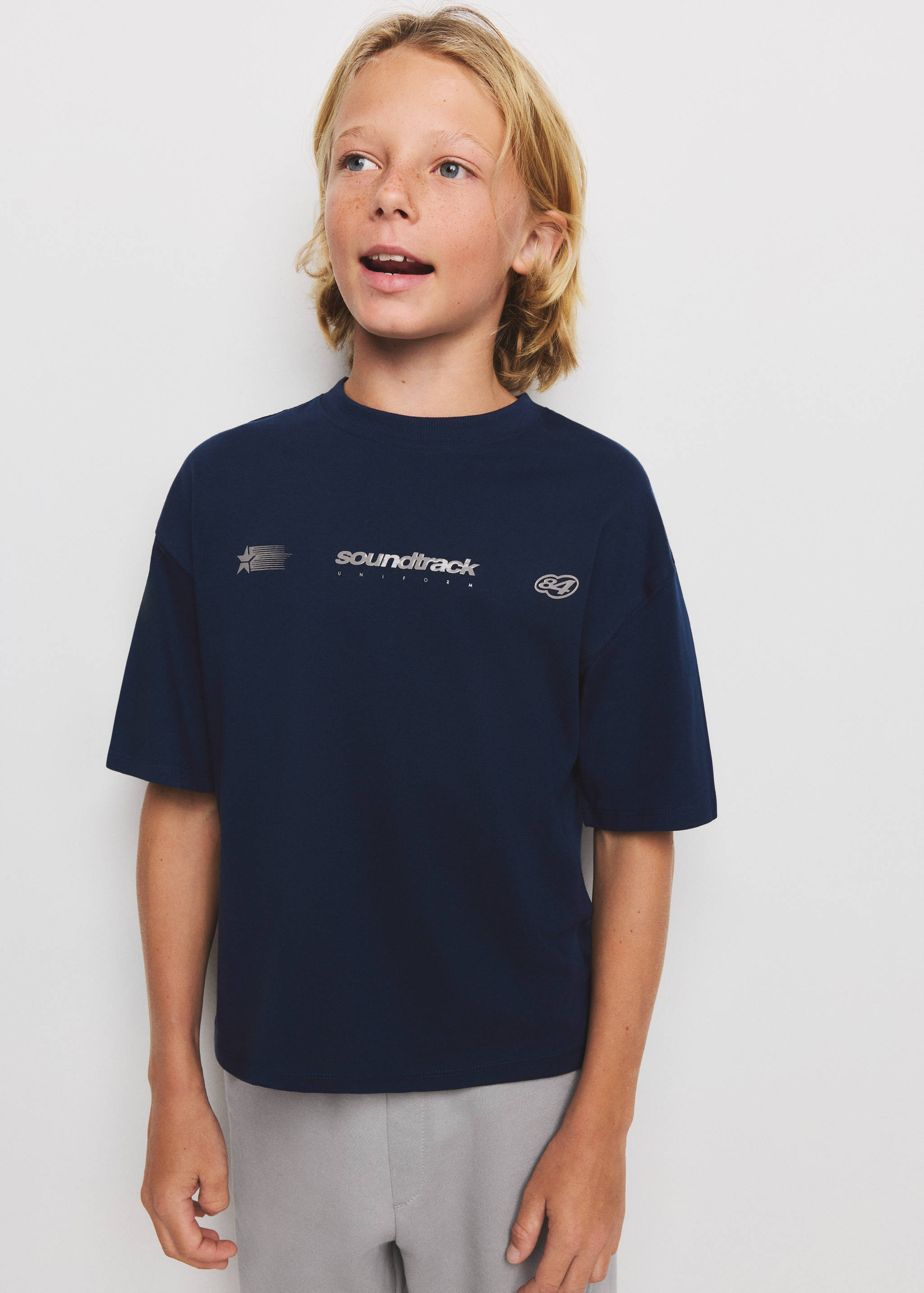 Camiseta oversize detalles estampados - Plano medio