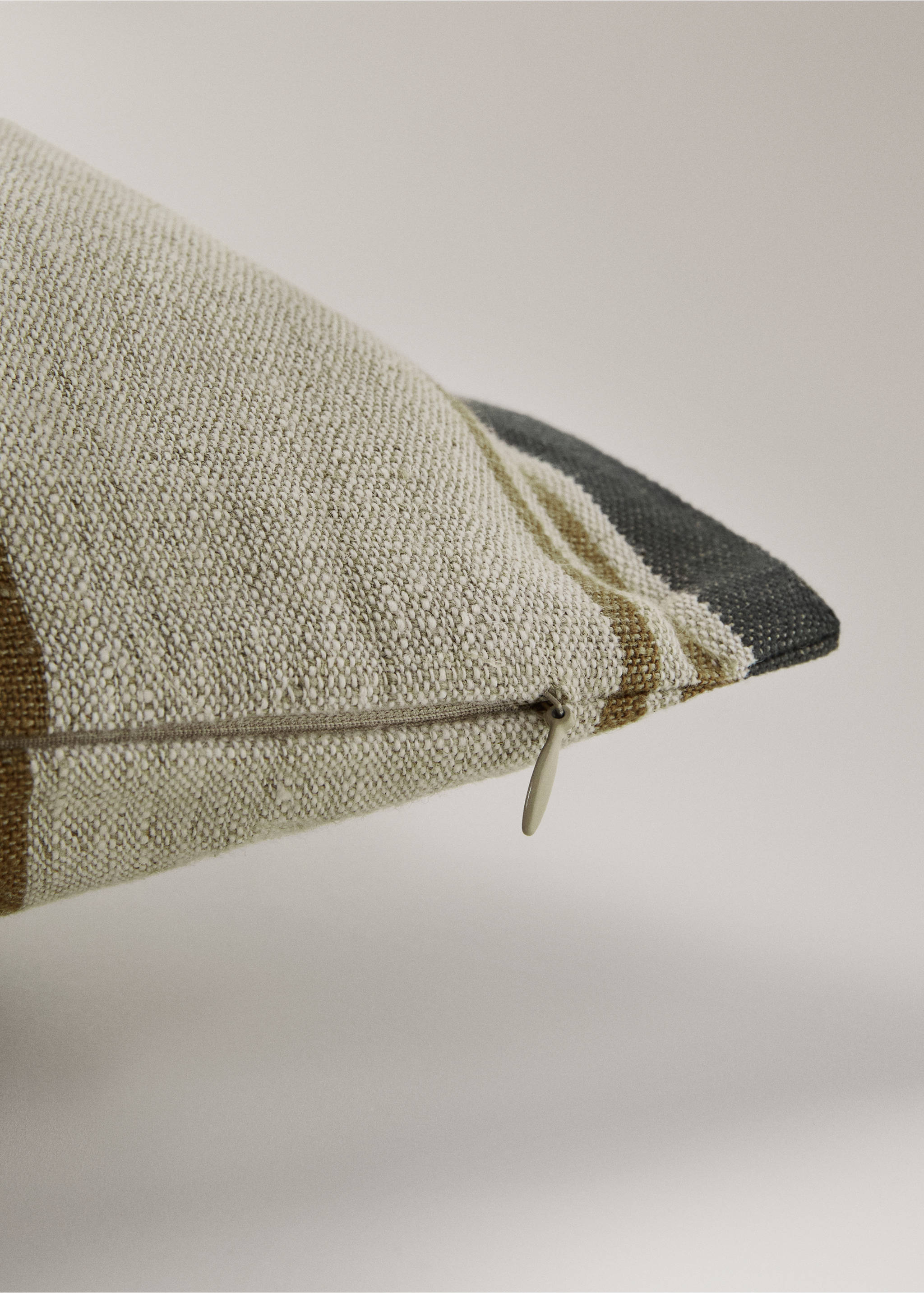 Woven stripe linen cushion cover 50x50 cm - Details of the article 2, Green. Ref: 37004442-00.