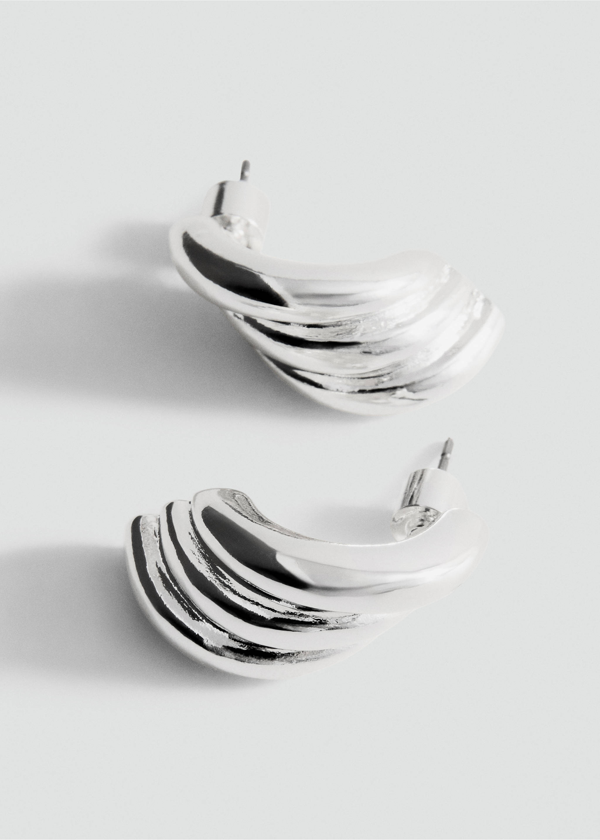 Embossed semi-hoop earrings - Medium plane, Silver. Ref: 37004454-00.