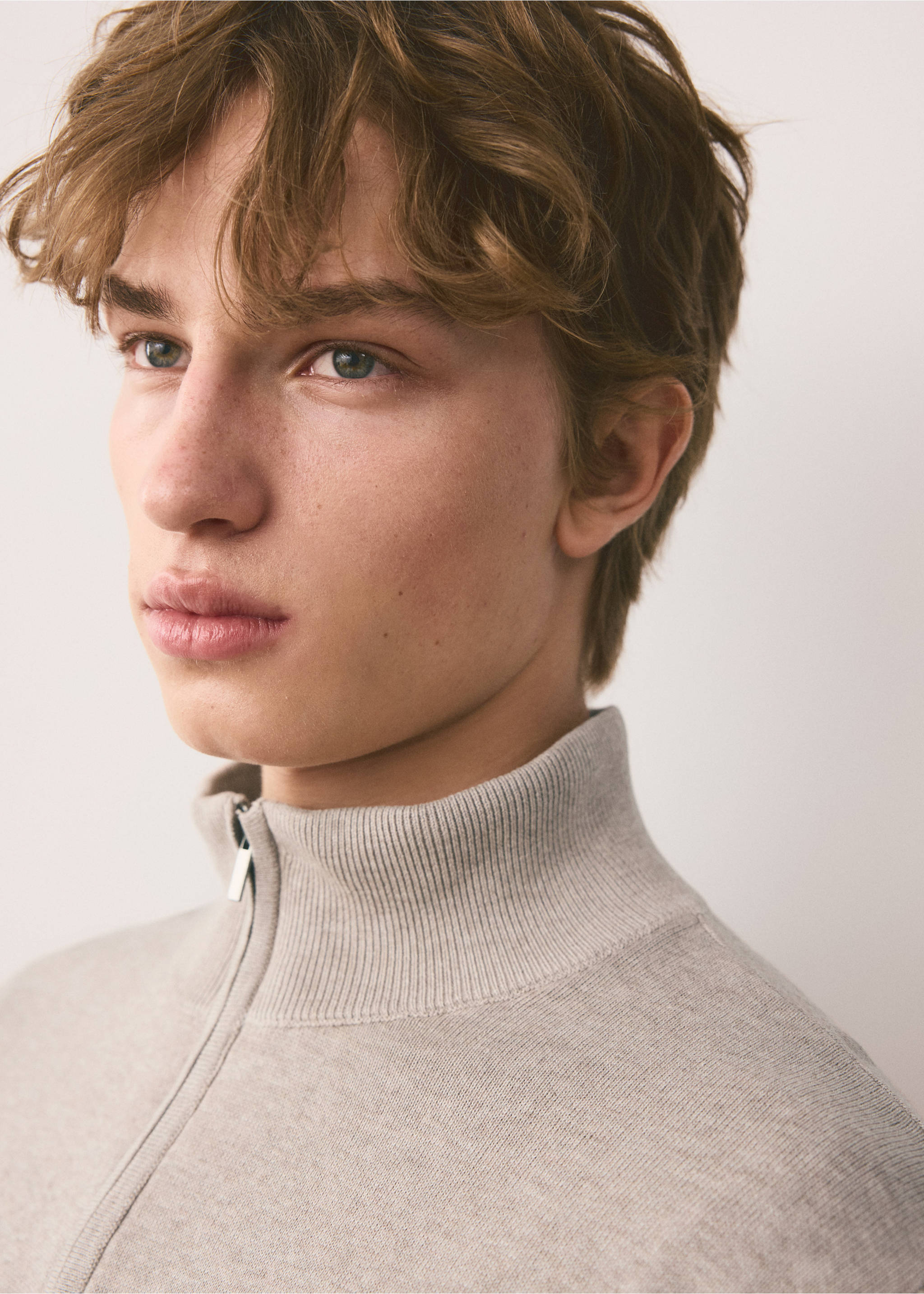 Perkins-neck sweater with zip - Details of the article 1, Sand. Ref: 37004798-00.