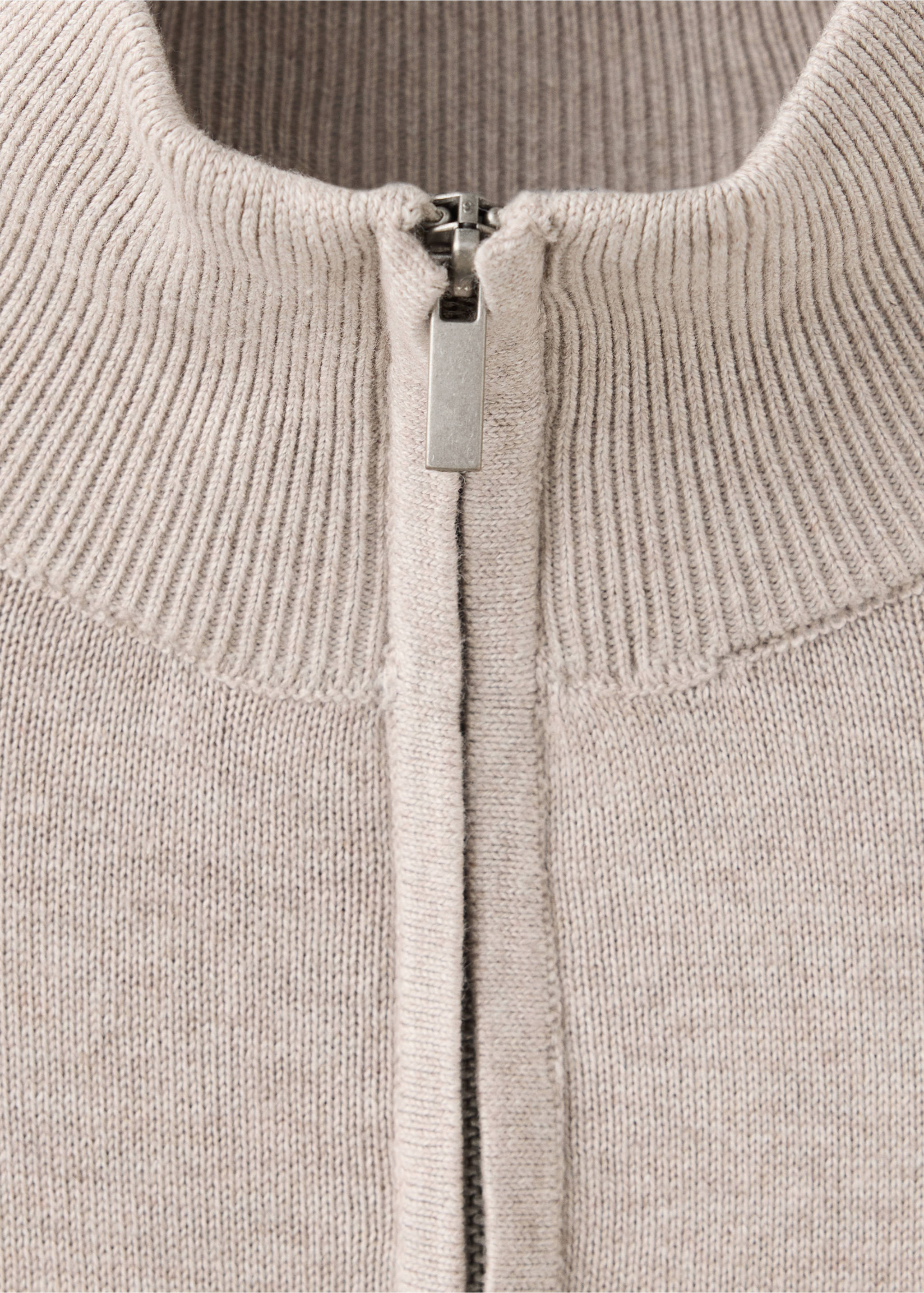 Perkins-neck sweater with zip - Details of the article 8, Sand. Ref: 37004798-00.