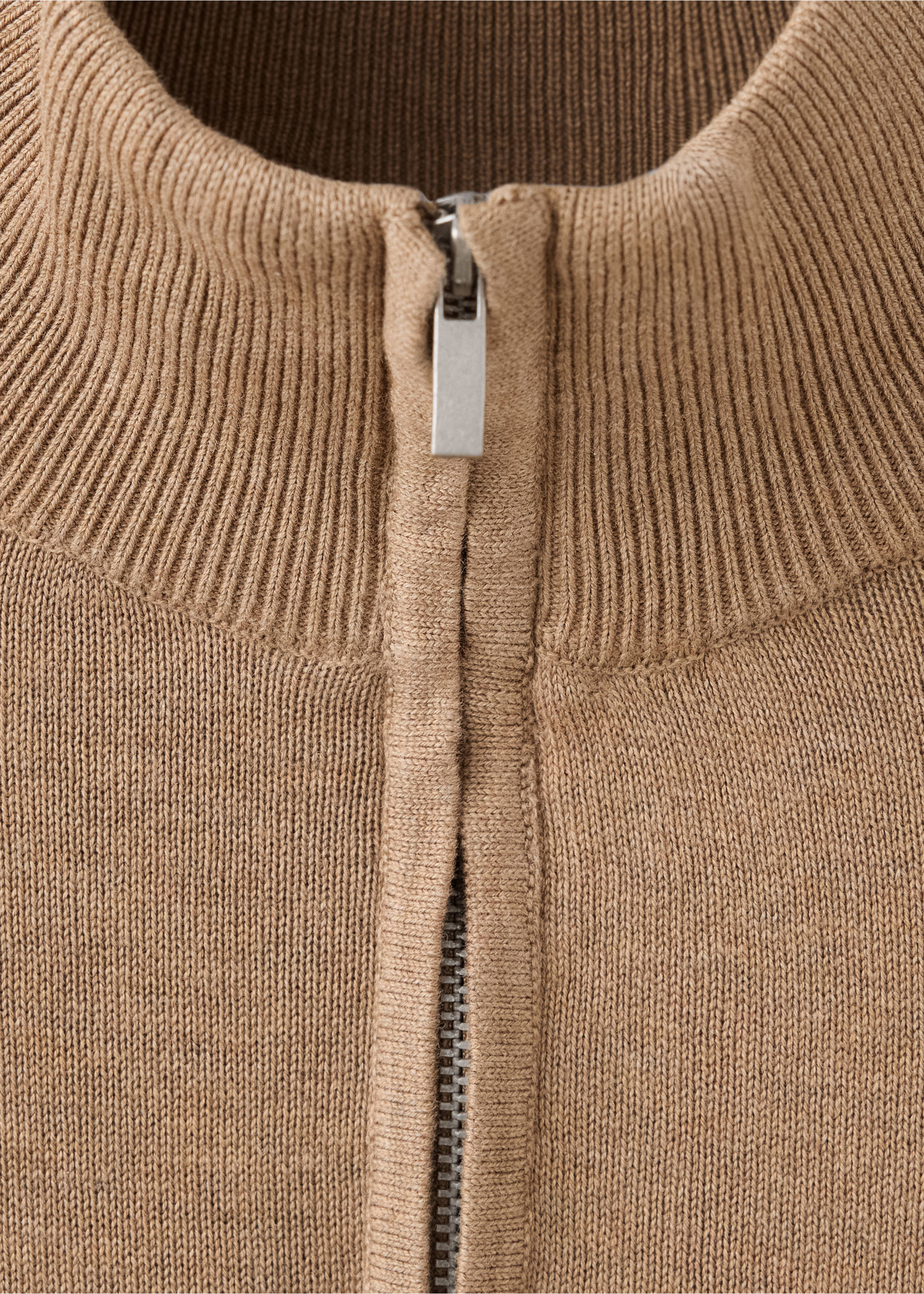 Perkins-neck sweater with zip - Details of the article 8, Tobacco Brown. Ref: 37004799-00.