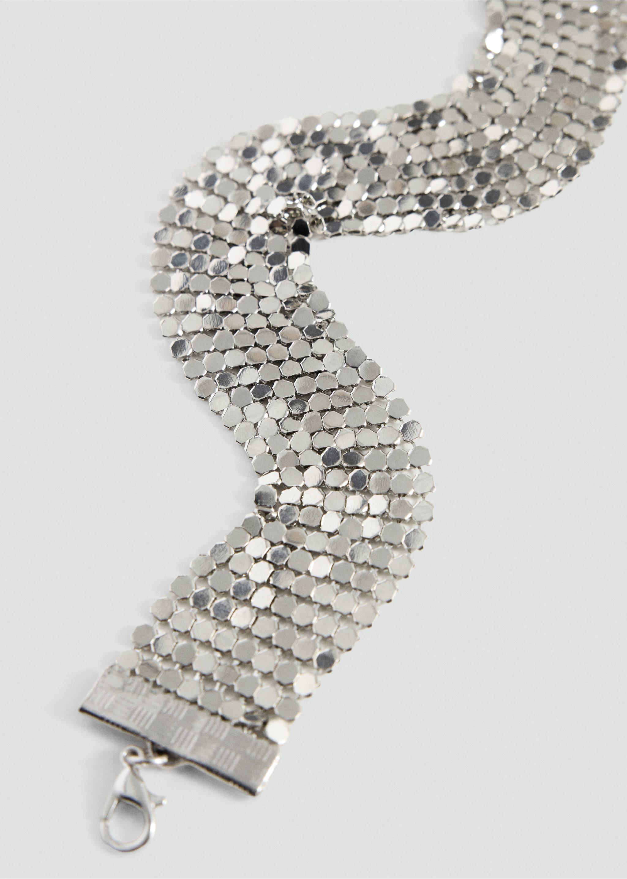 Silver metallic sequin mesh collar necklace with a metal clasp., Silver. Ref: 37005200-00.