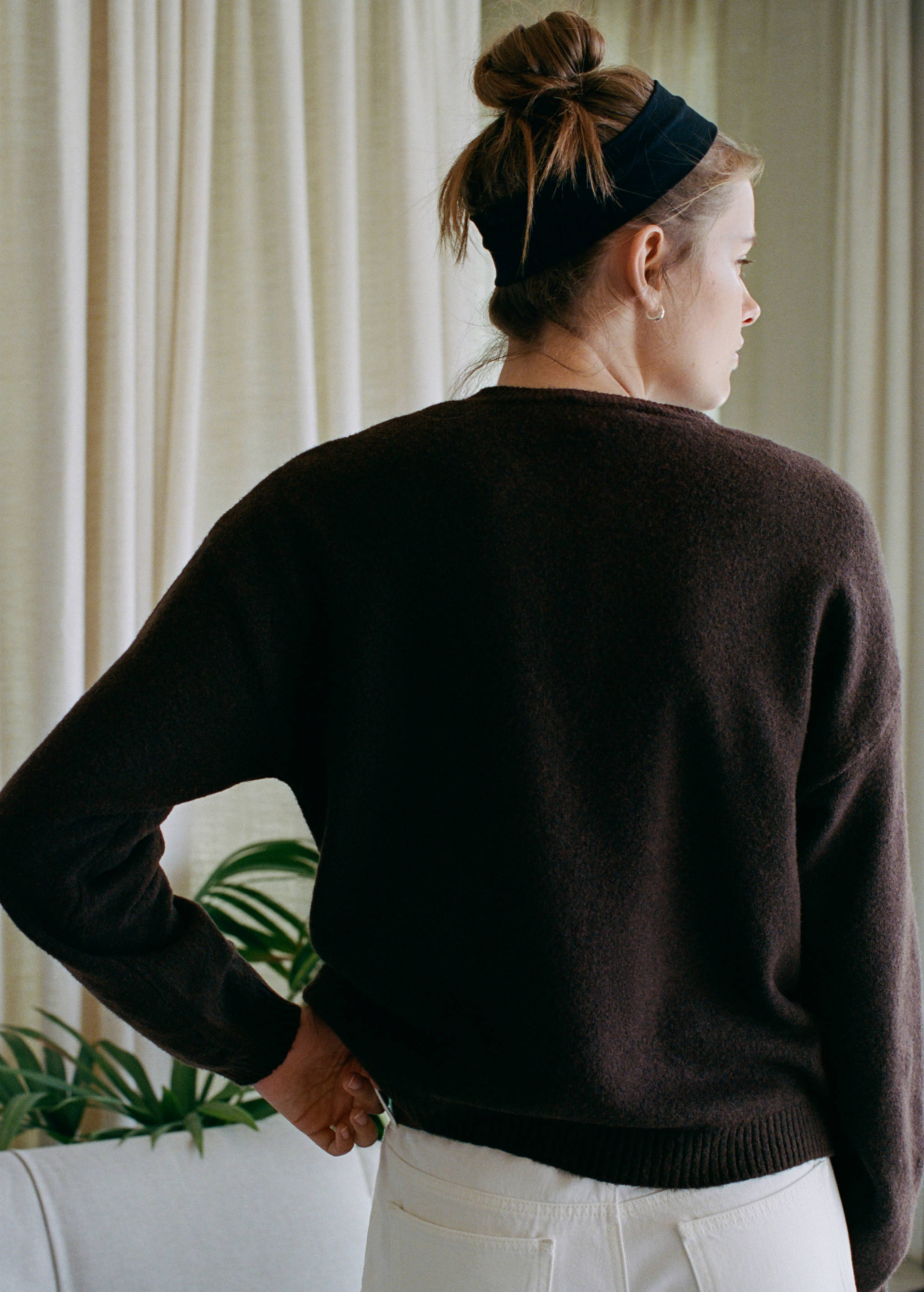 Ribbed neck sweater - Reverse of the article