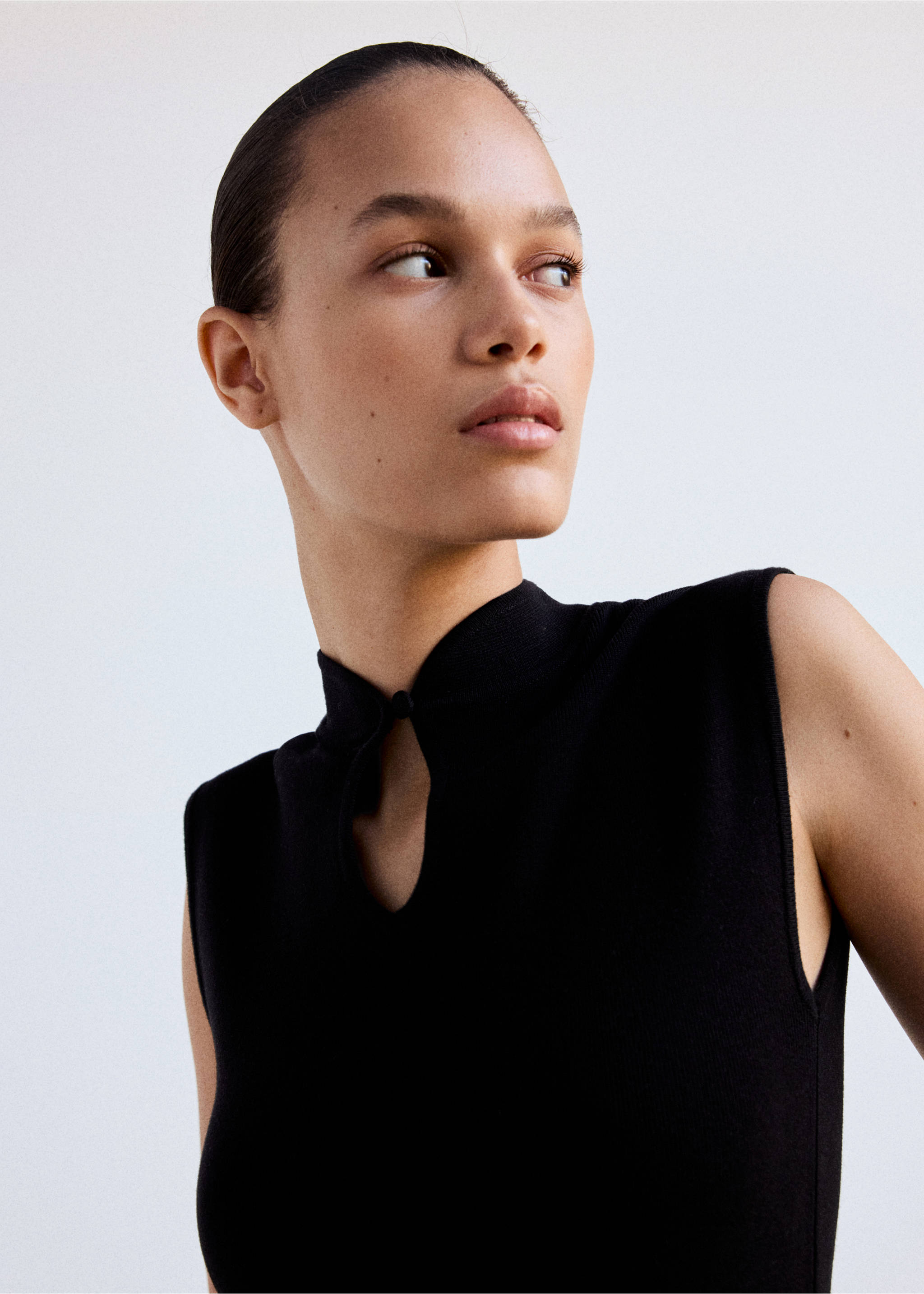 Perkins-neck sweater with cut-out - Medium plane, Black. Ref: 37005876-00.