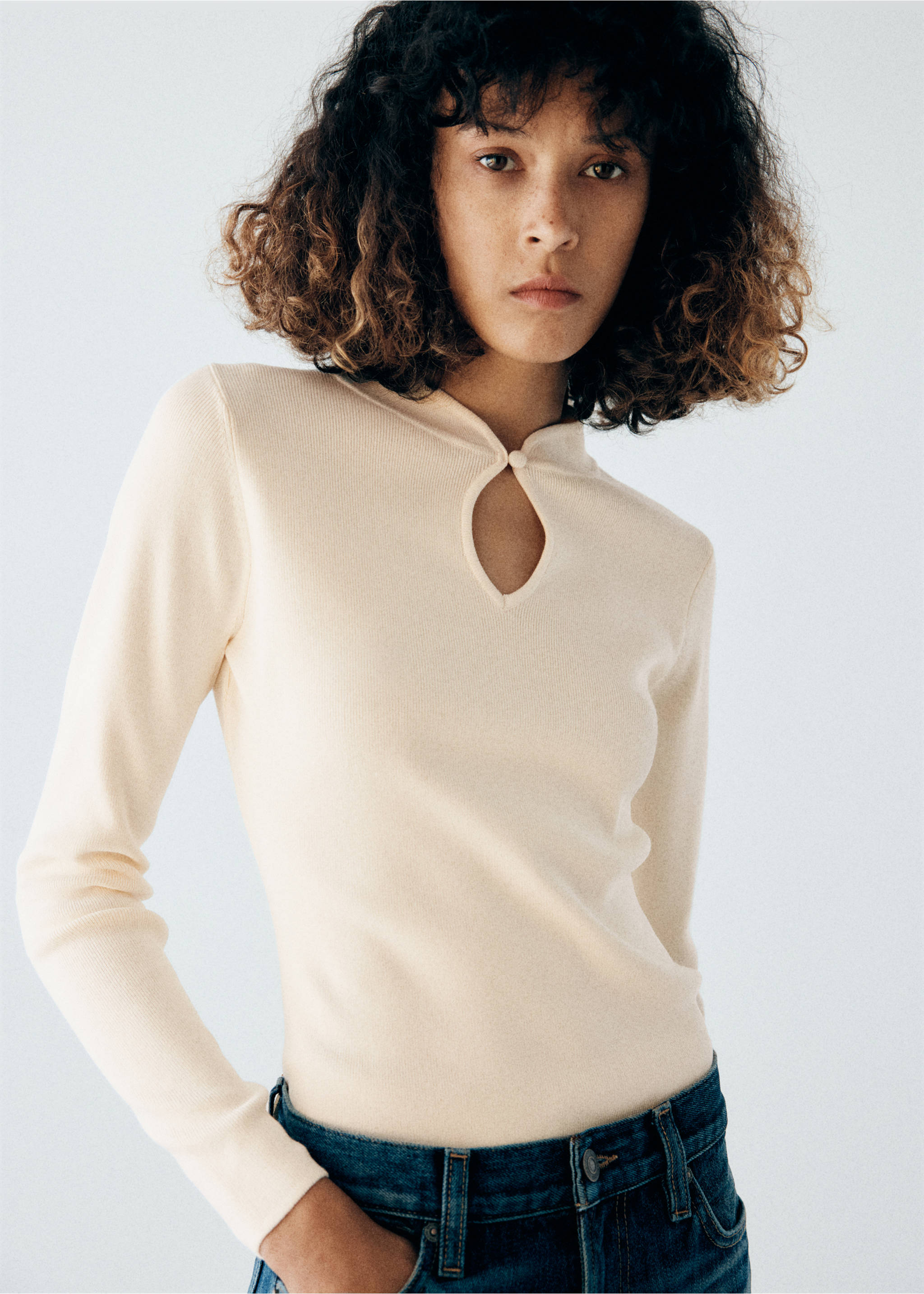 Fine-knit cut-out jumper - Medium plane, Ecru. Ref: 37005877-00.