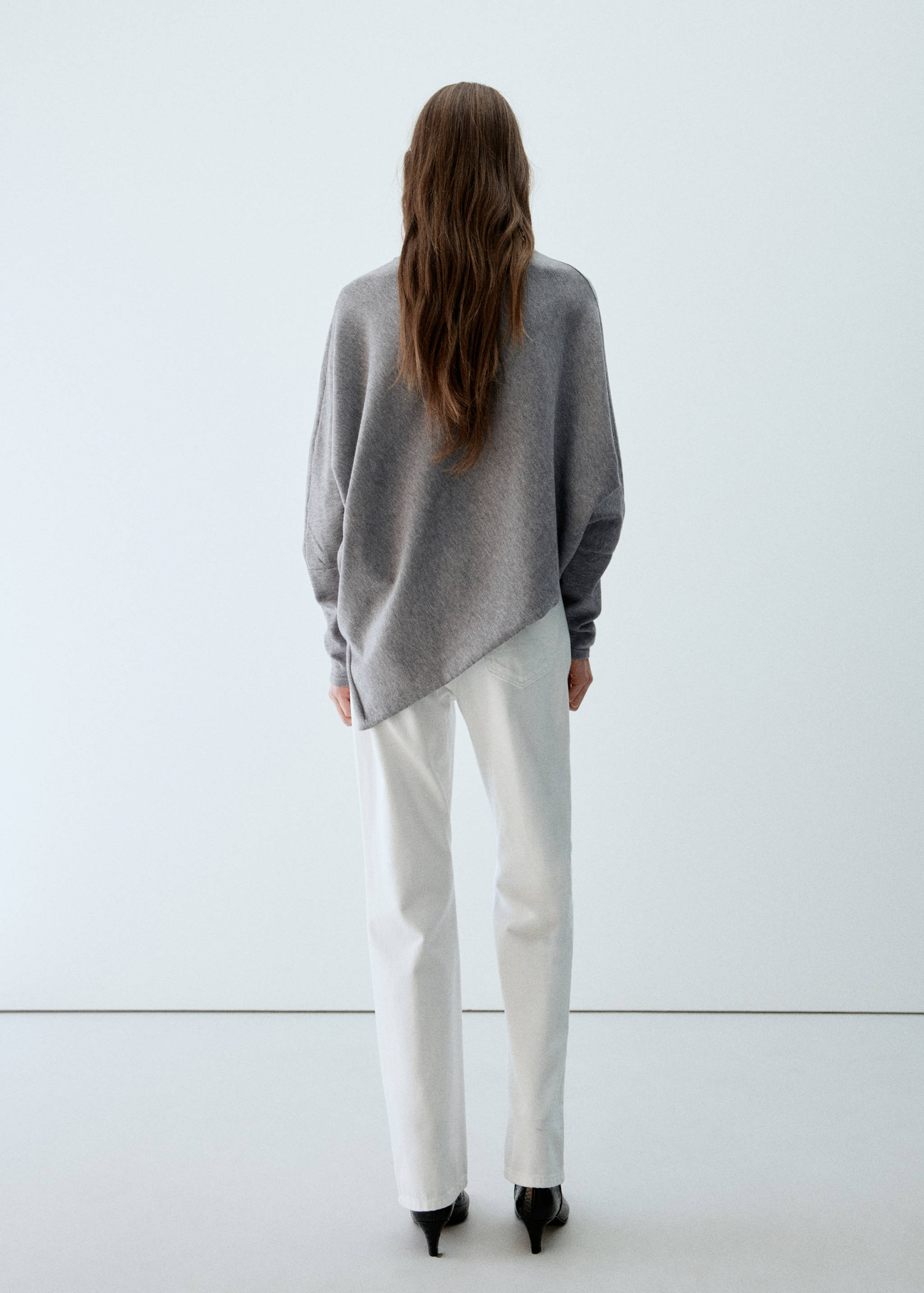Asymmetric hem sweater - Reverse of the article