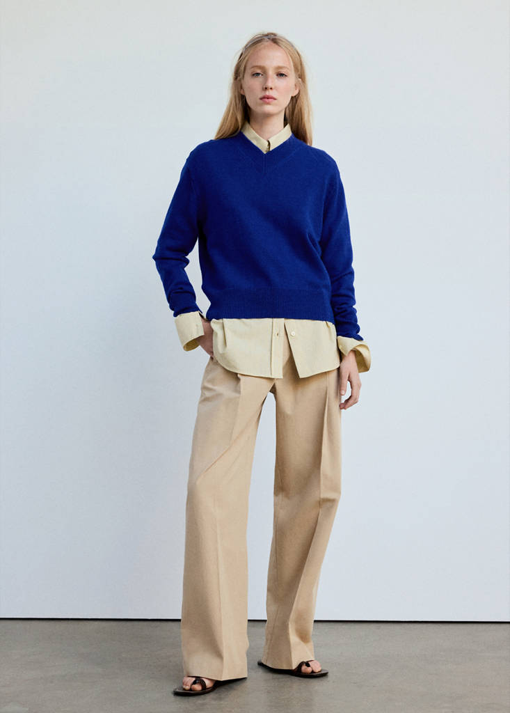 V-neck knit sweater — Vibrant blue