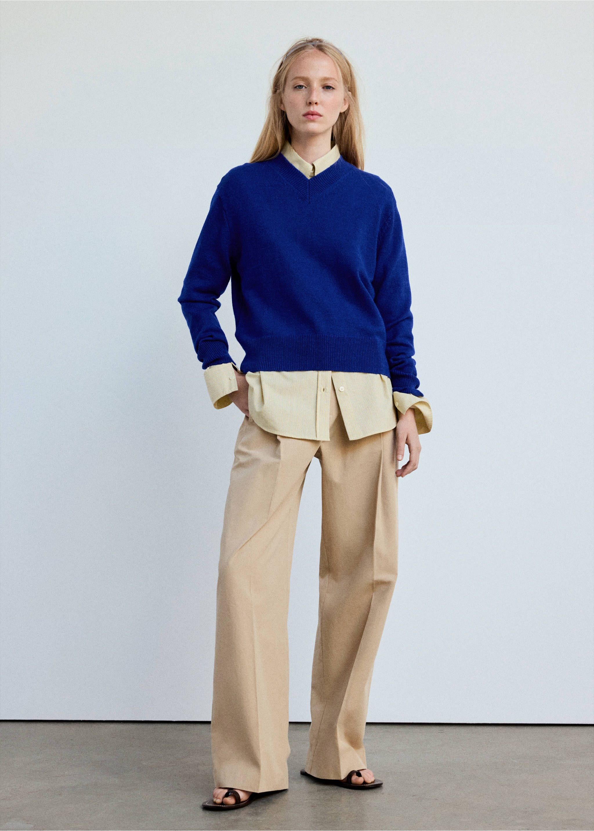 V-neck knit sweater - General plane, Vibrant blue. Ref: 37005883-00.