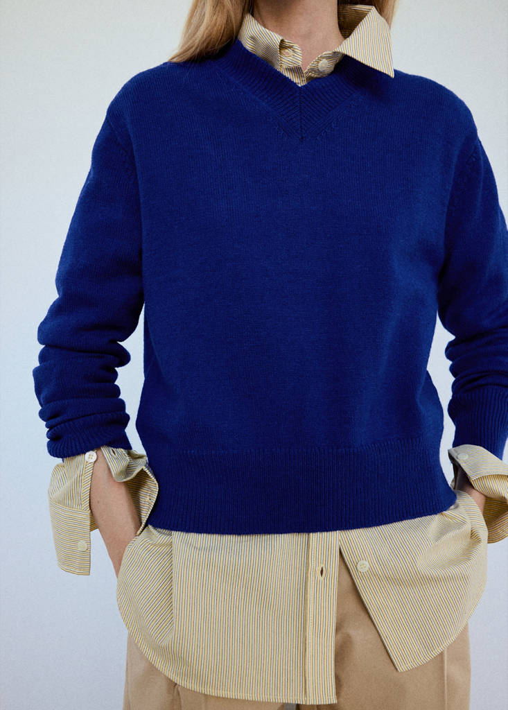 V-neck knit sweater — Vibrant blue