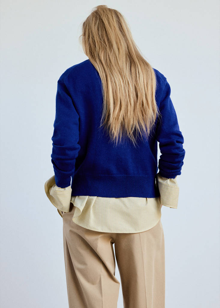 V-neck knit sweater — Vibrant blue