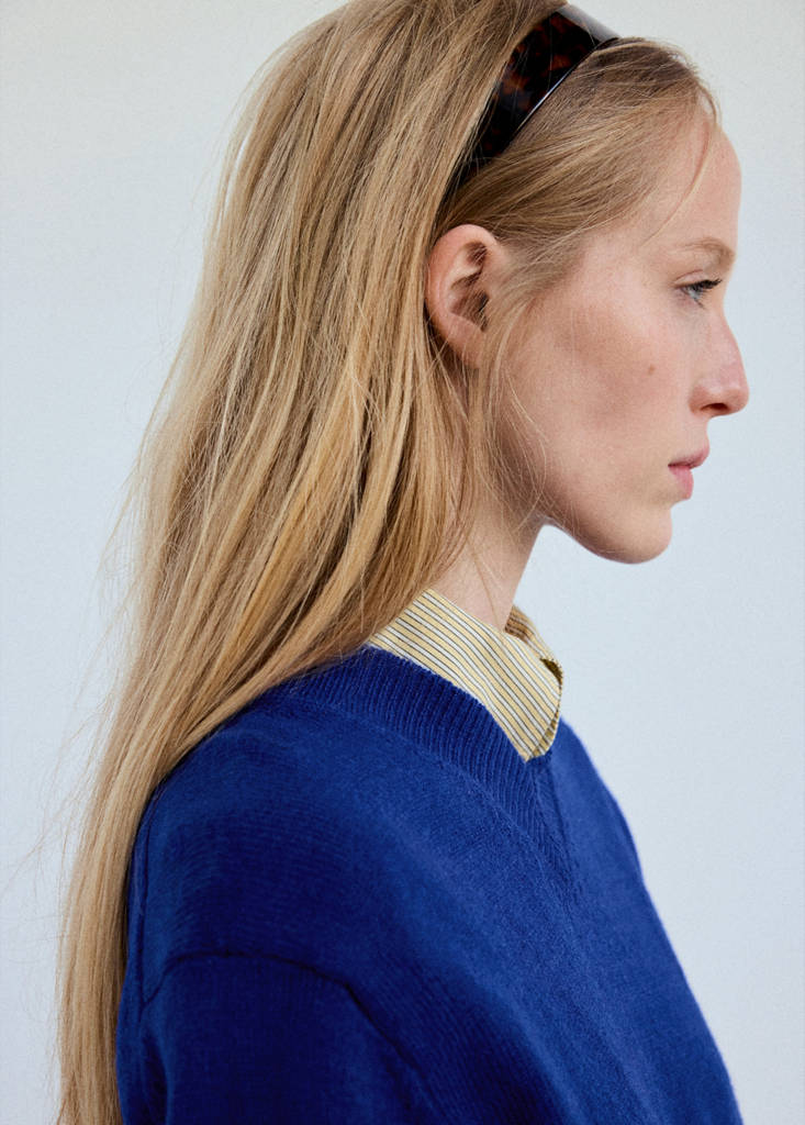 V-neck knit sweater — Vibrant blue
