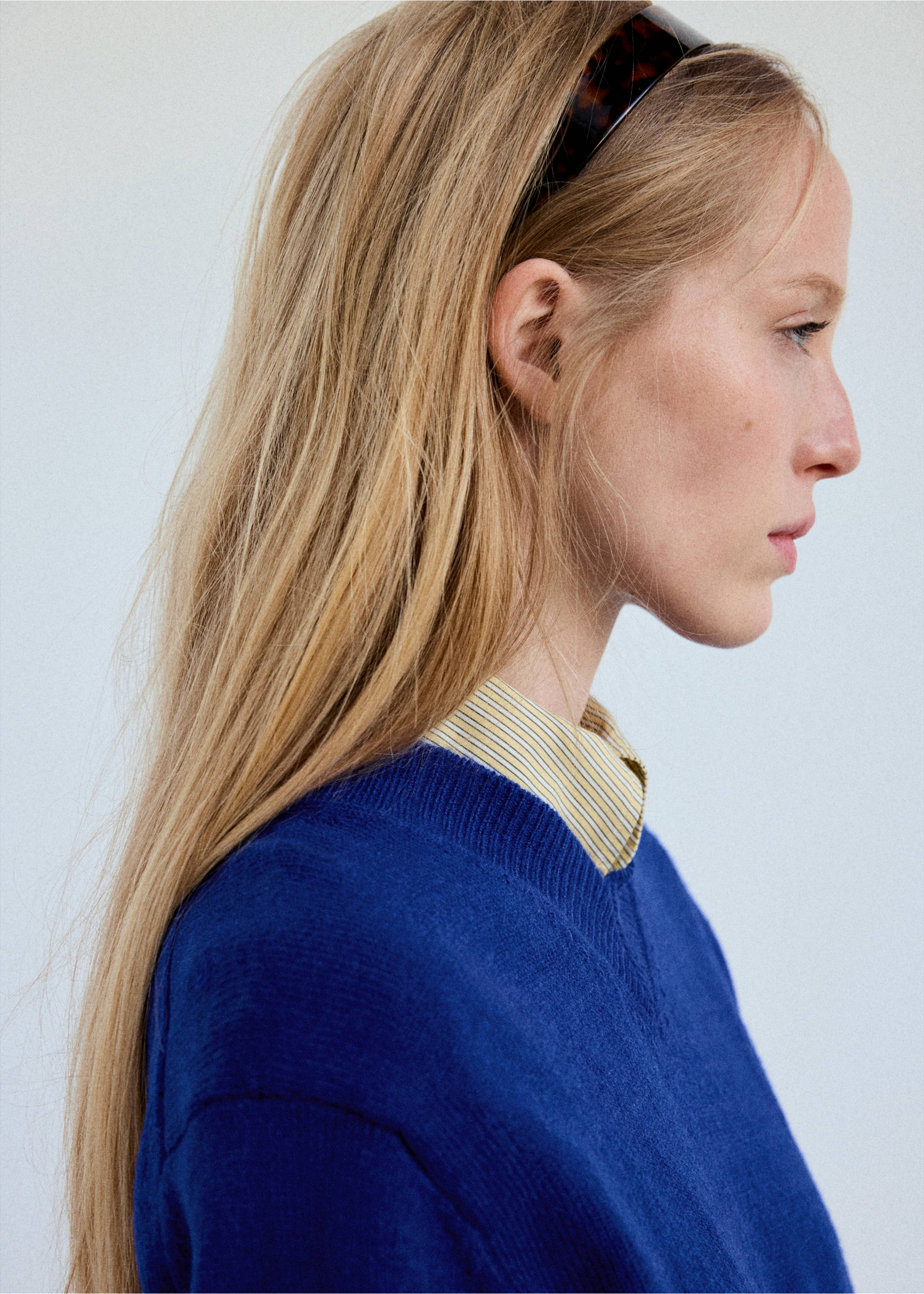 V-neck knit sweater - Details of the article 1, Vibrant blue. Ref: 37005883-00.