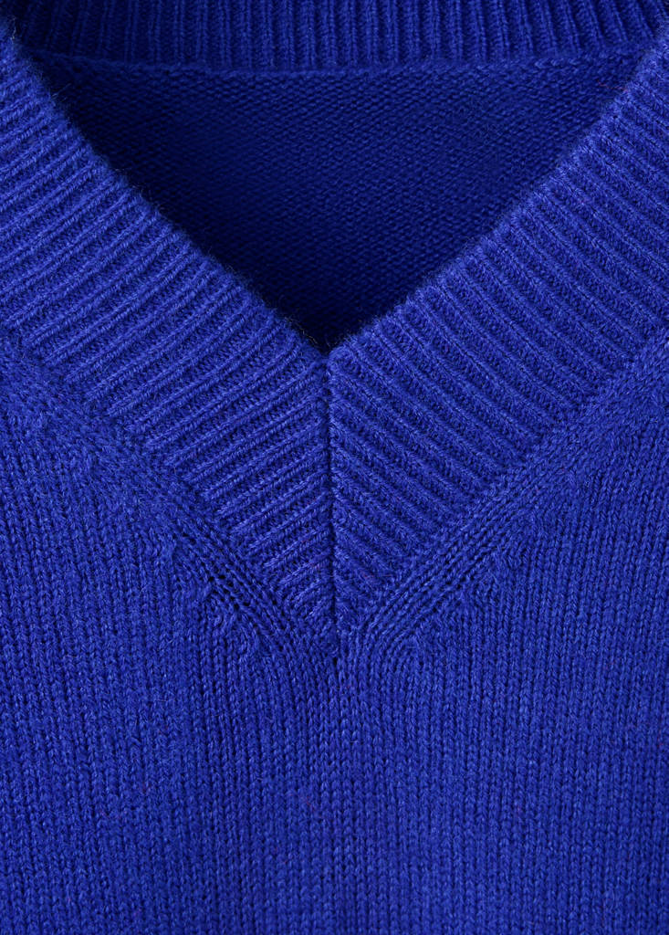 V-neck knit sweater — Vibrant blue