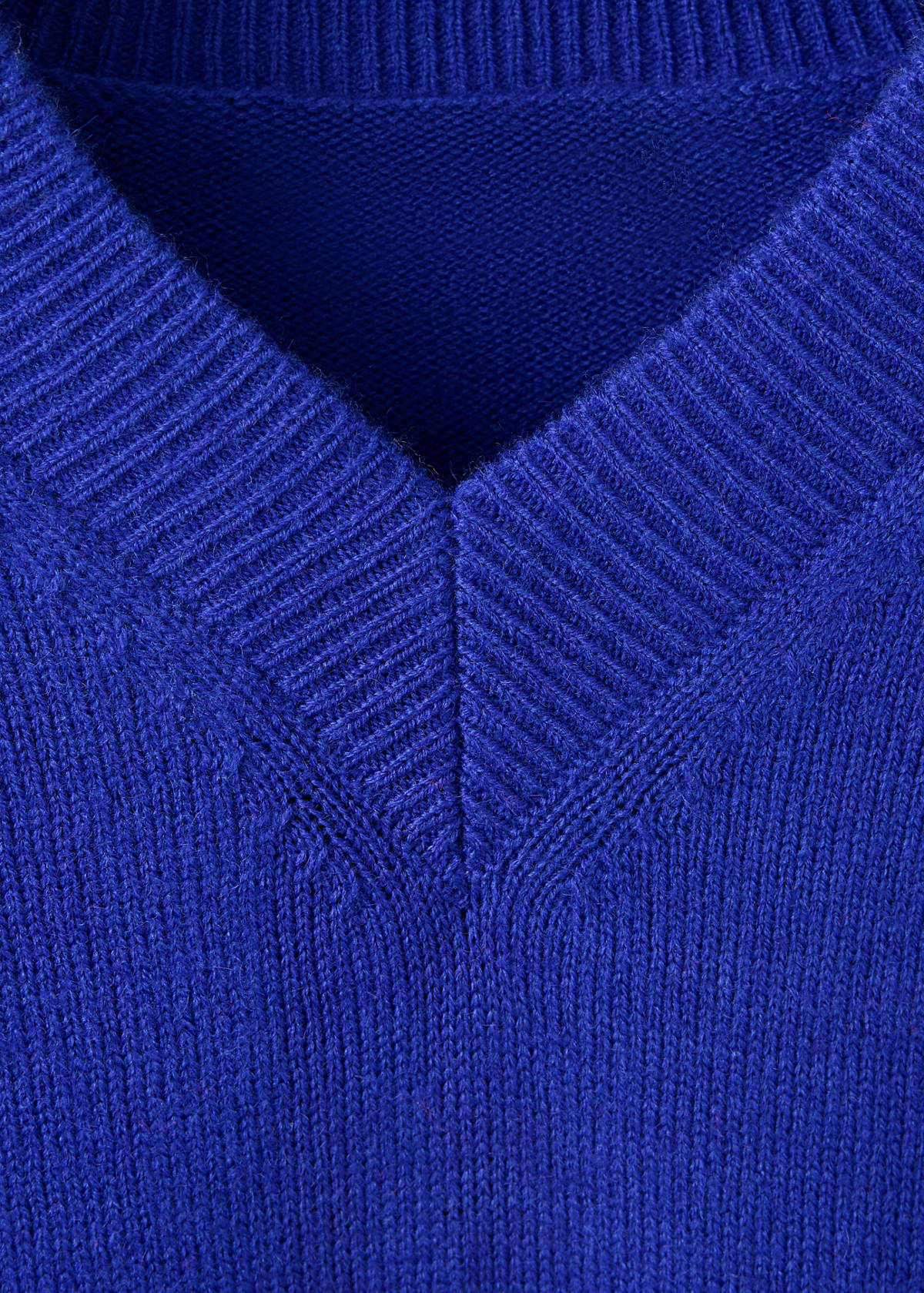 V-neck knit sweater — Vibrant blue