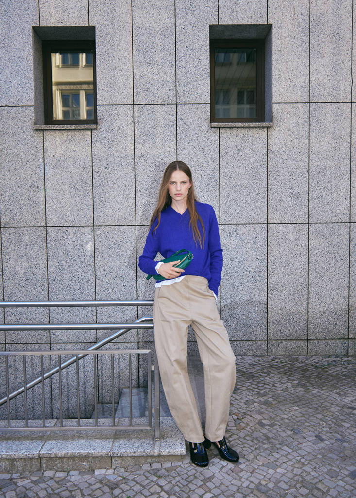 V-neck knit sweater — Vibrant blue