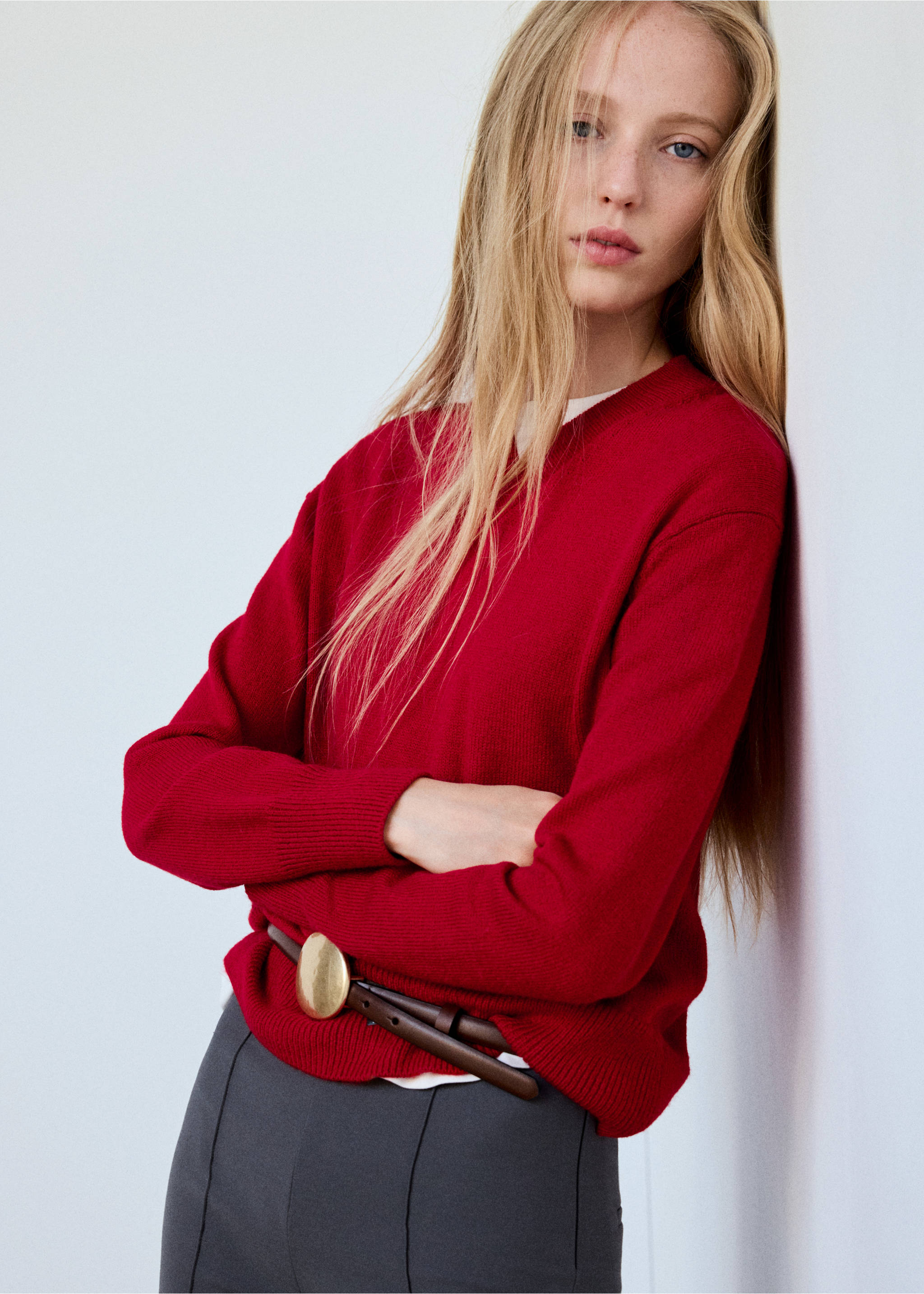 V-neck knit sweater - Medium plane, Red. Ref: 37005883-00.