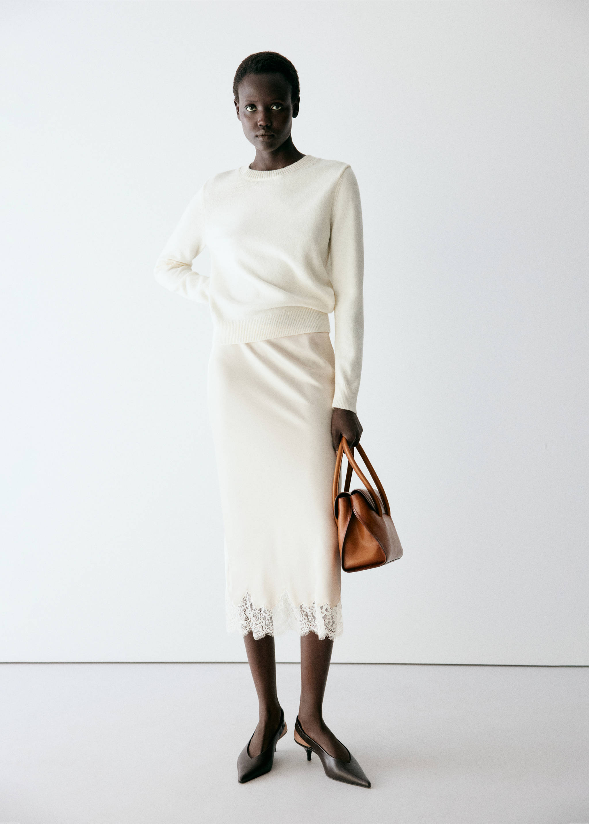Round-neck knitted sweater - General plane