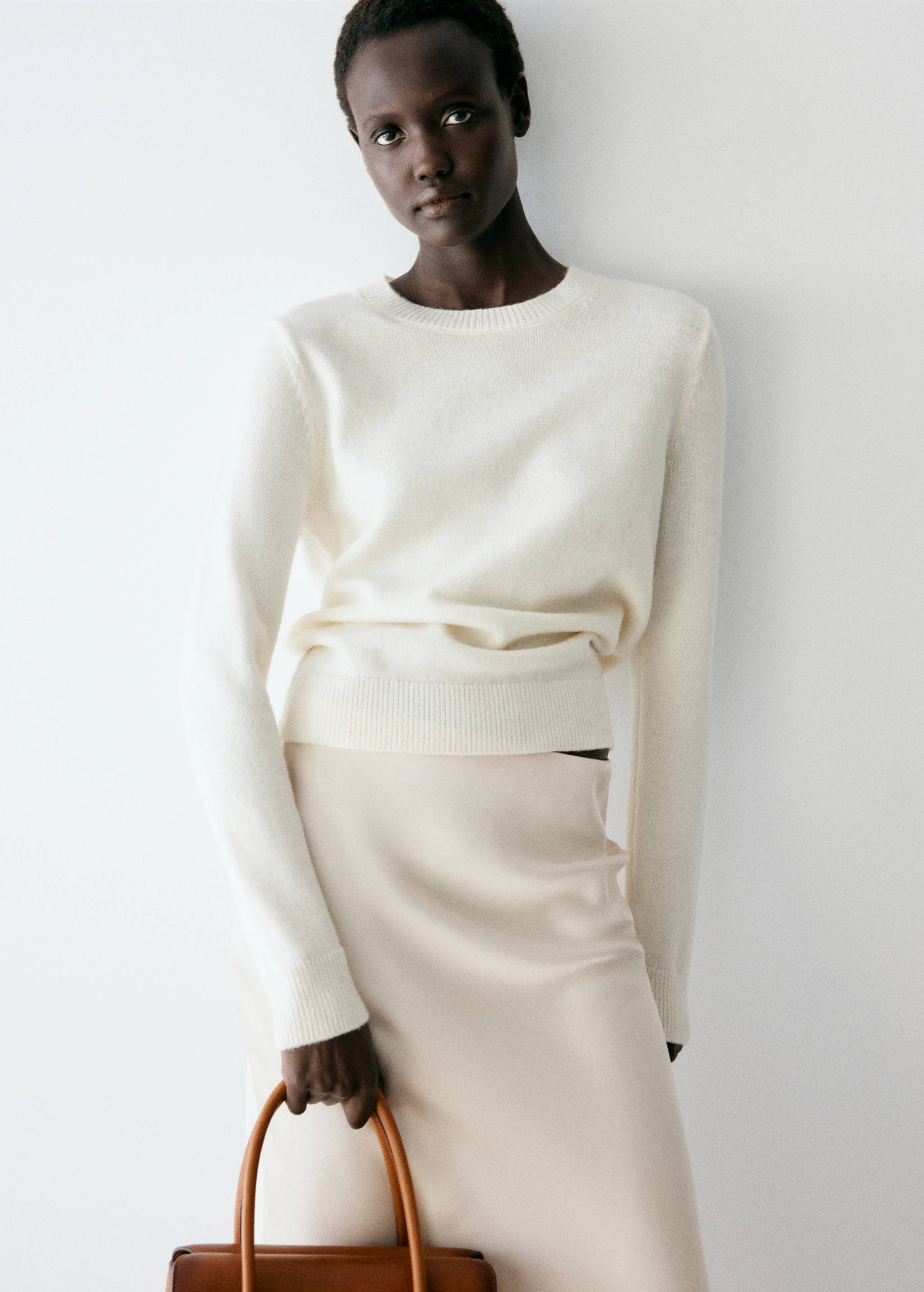 Round-neck knitted sweater - Medium plane