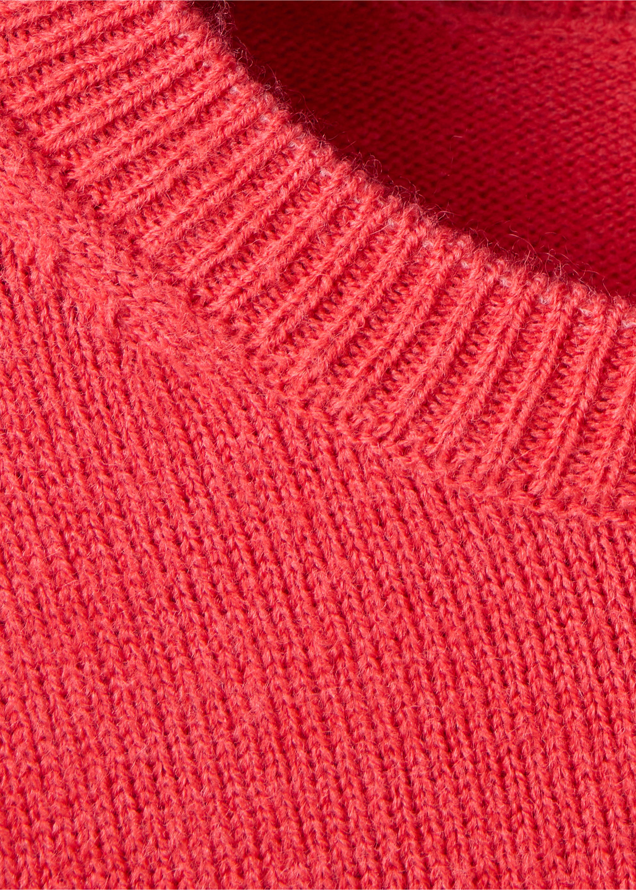 Round-neck knitted sweater - Details of the article 8, Coral Red. Ref: 37005886-00.