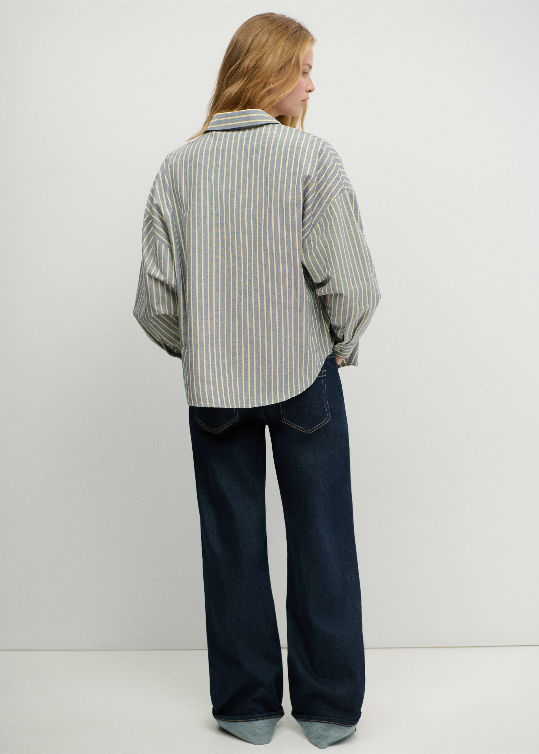 Low-rise jeans with turned-up cuffs - Reverse of the article, Open Blue. Ref: 37005890-00.