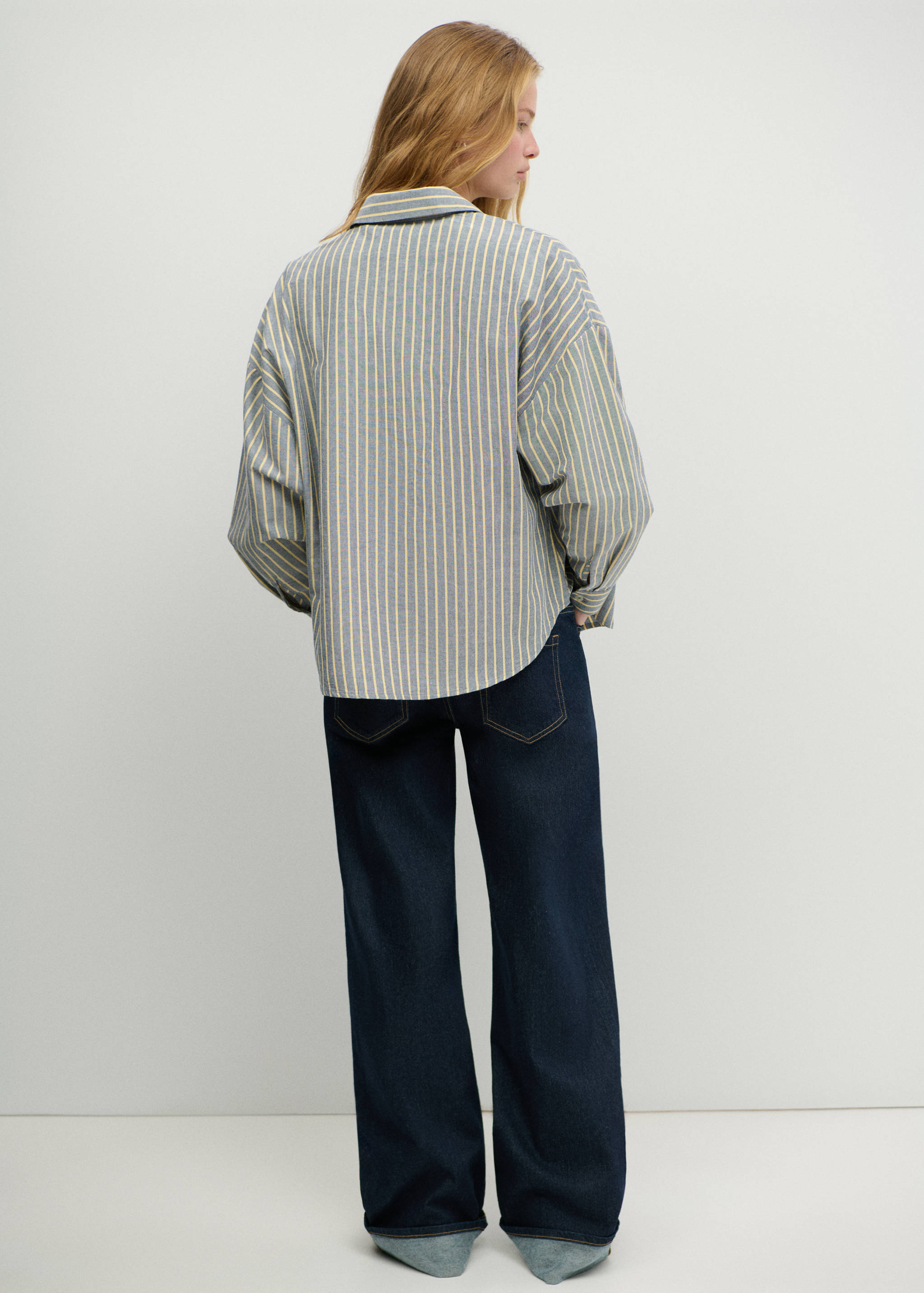 Low-rise jeans with turned-up cuffs - Reverse of the article
