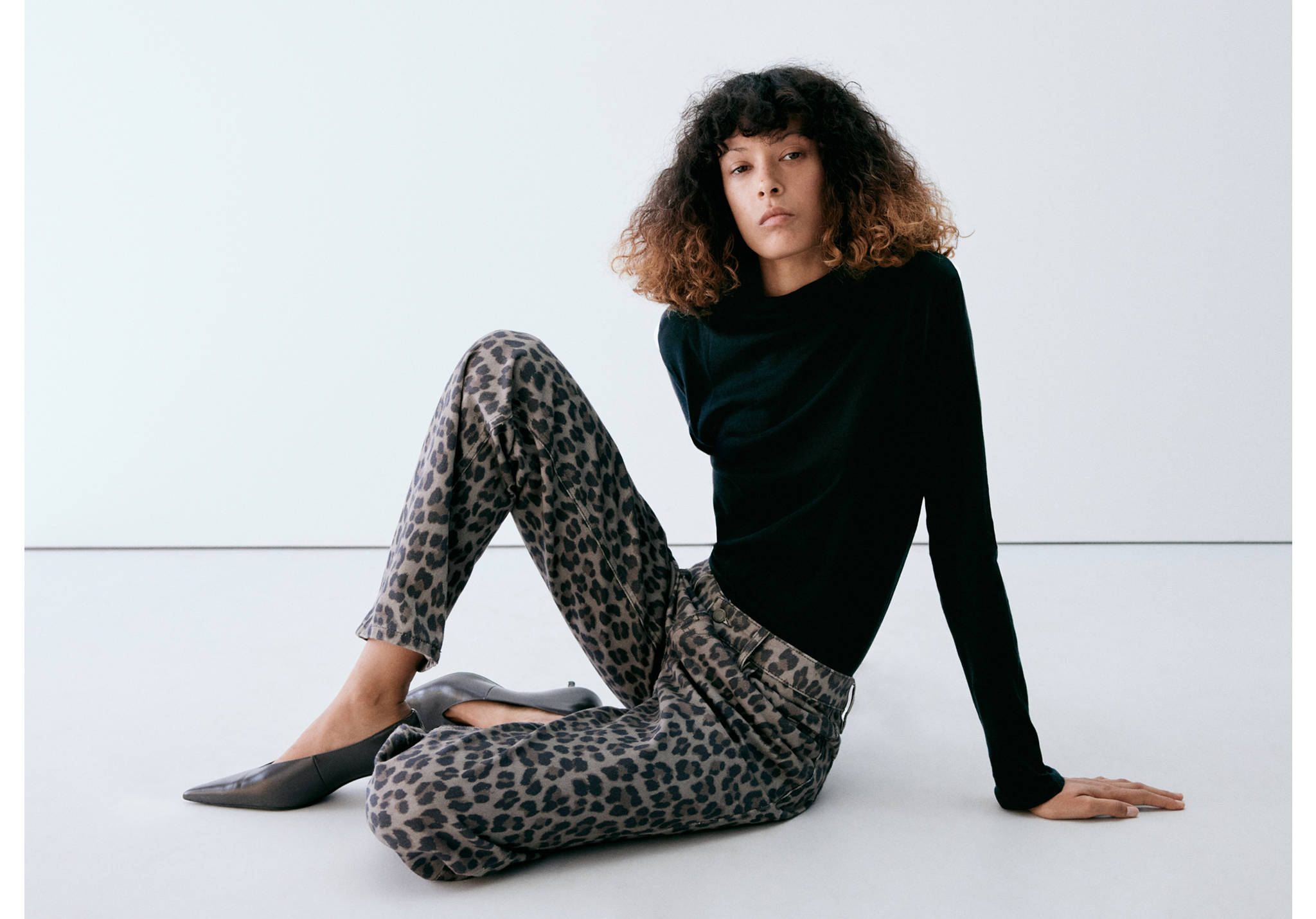 Pantalones vaqueros con estampado de animal print y diseño recto.