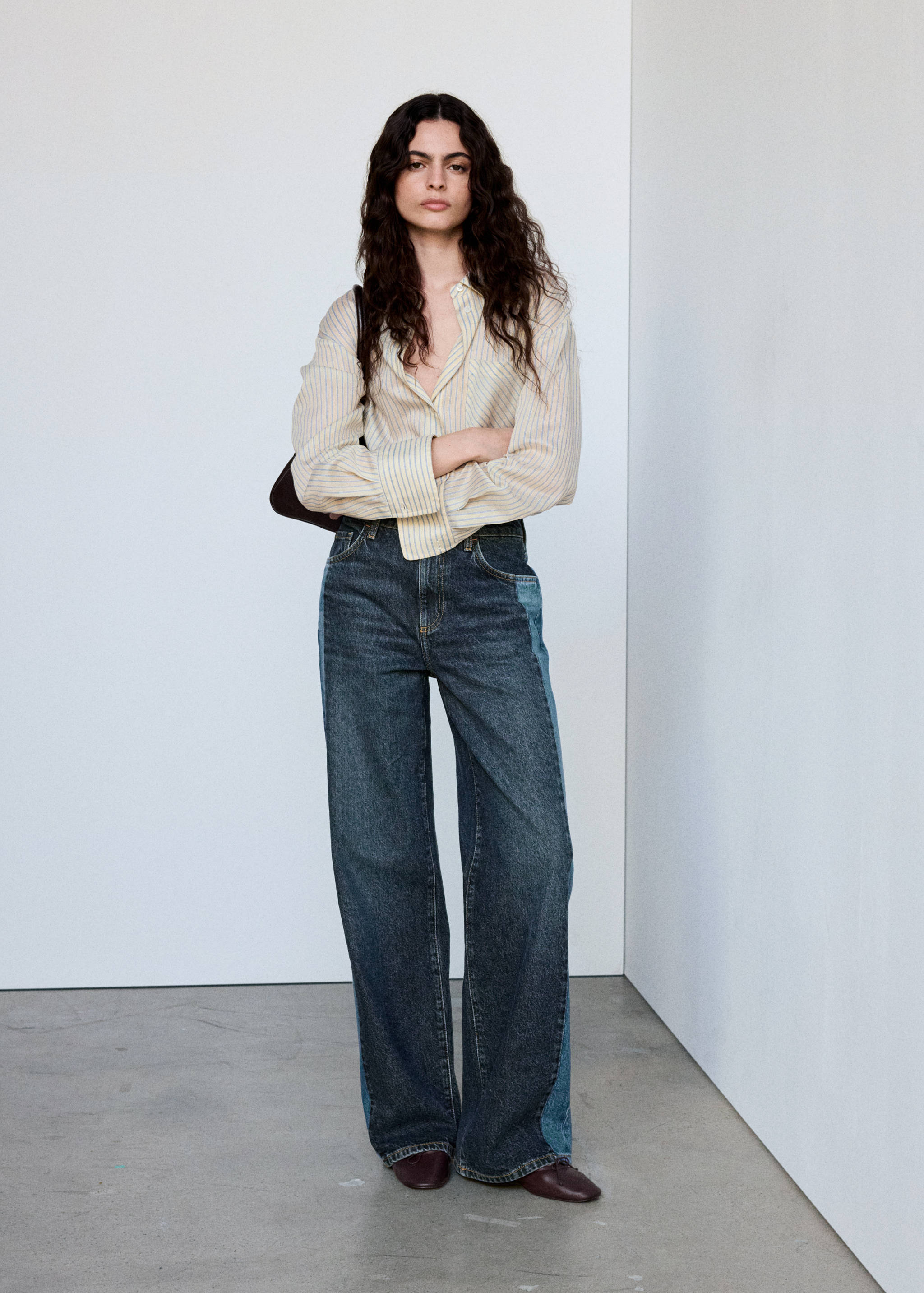 Jean wide leg avec détail contrastant - Plan général