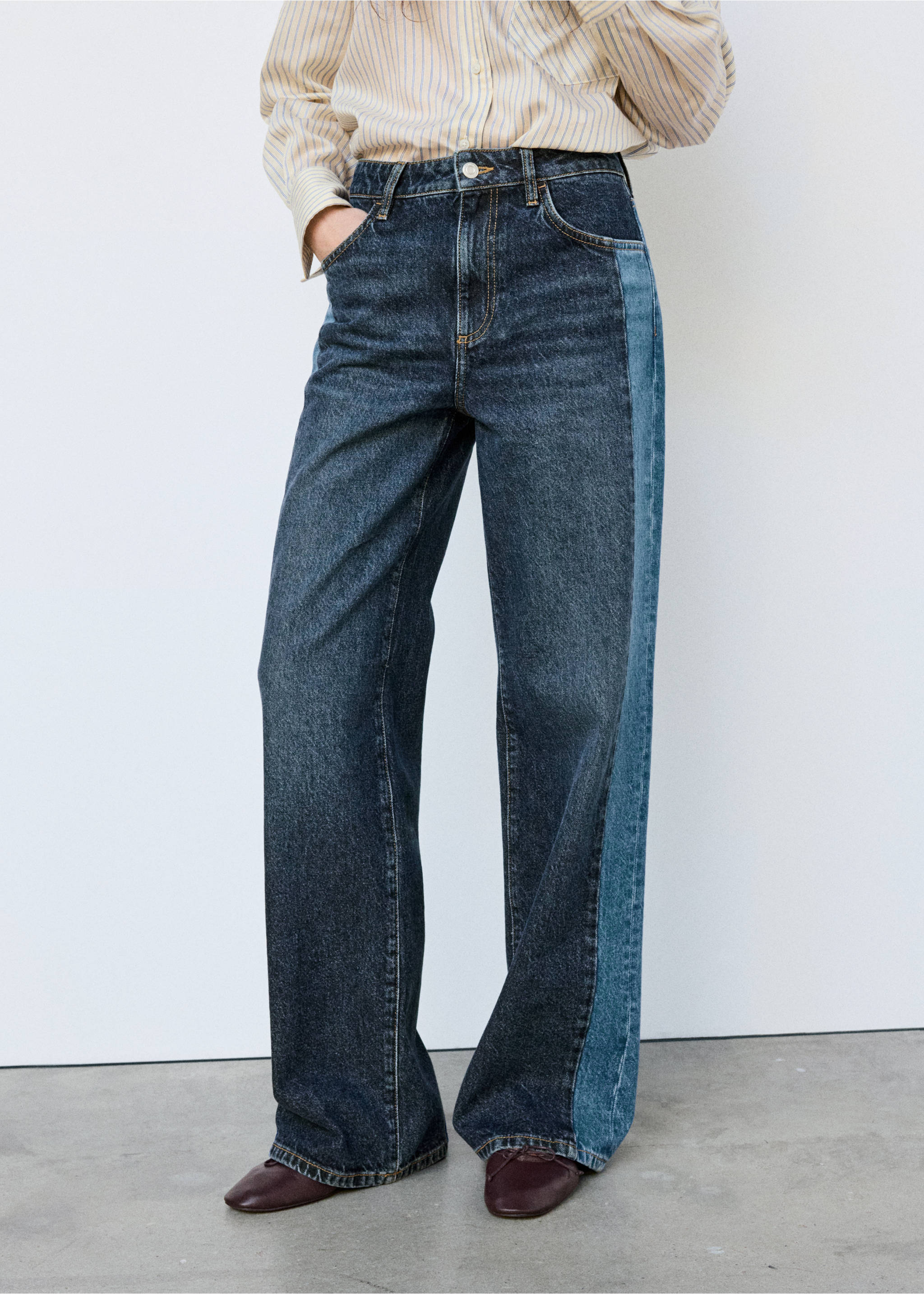 Jean wide leg avec détail contrastant - Plan moyen, Bleu foncé. Ref: 37005901-00.