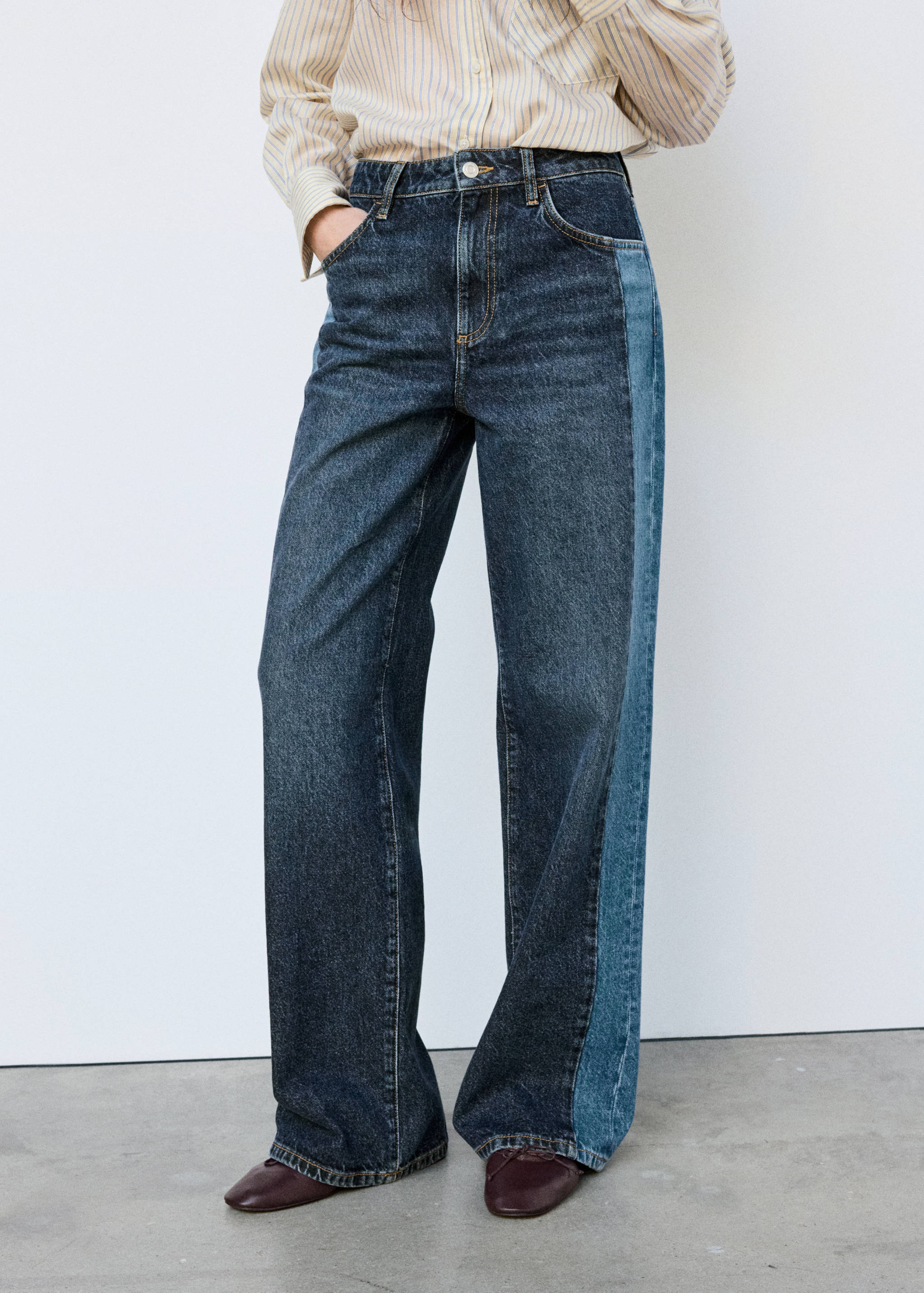Jean wide leg avec détail contrastant - Plan moyen