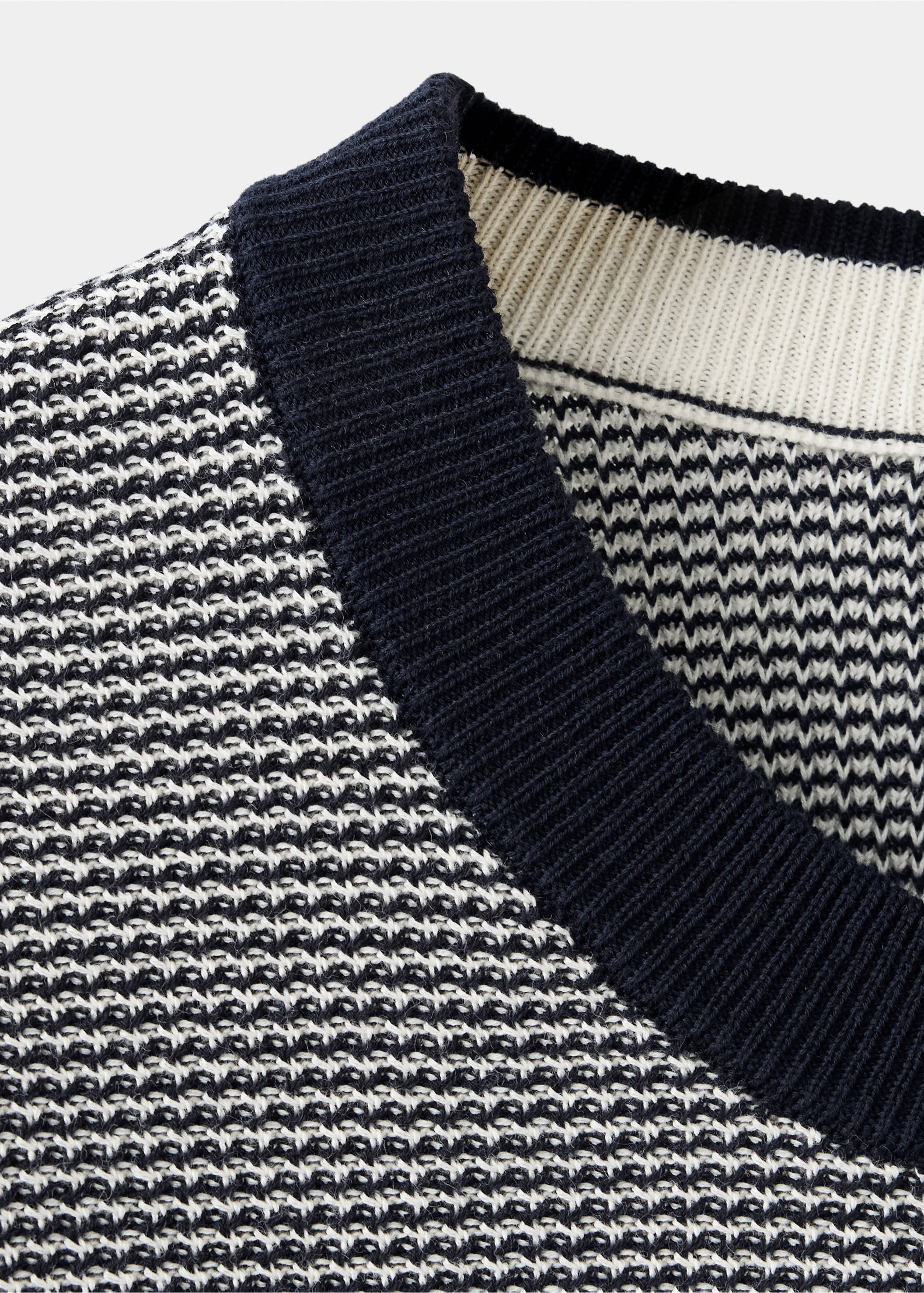 100% cotton fine-knit sweater - Details of the article 8, Navy. Ref: 37005989-00.