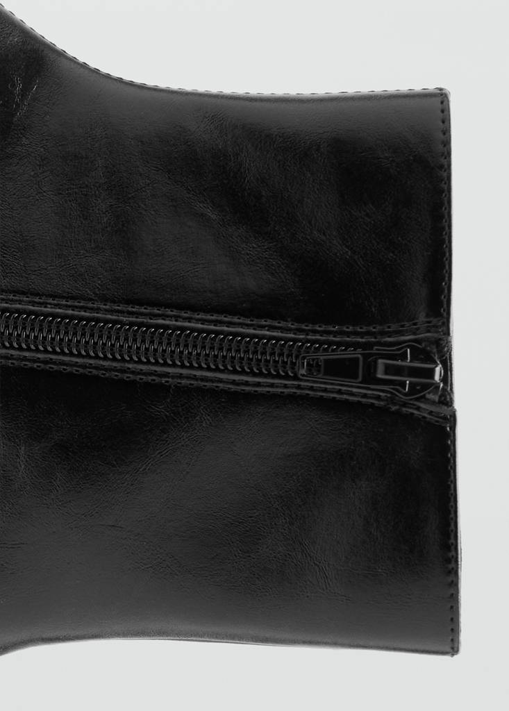 Kitten heel pointed-toe ankle boot — Black