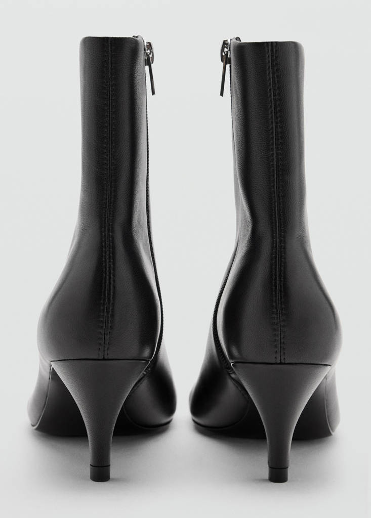 Round-toe leather heeled ankle boots — Black